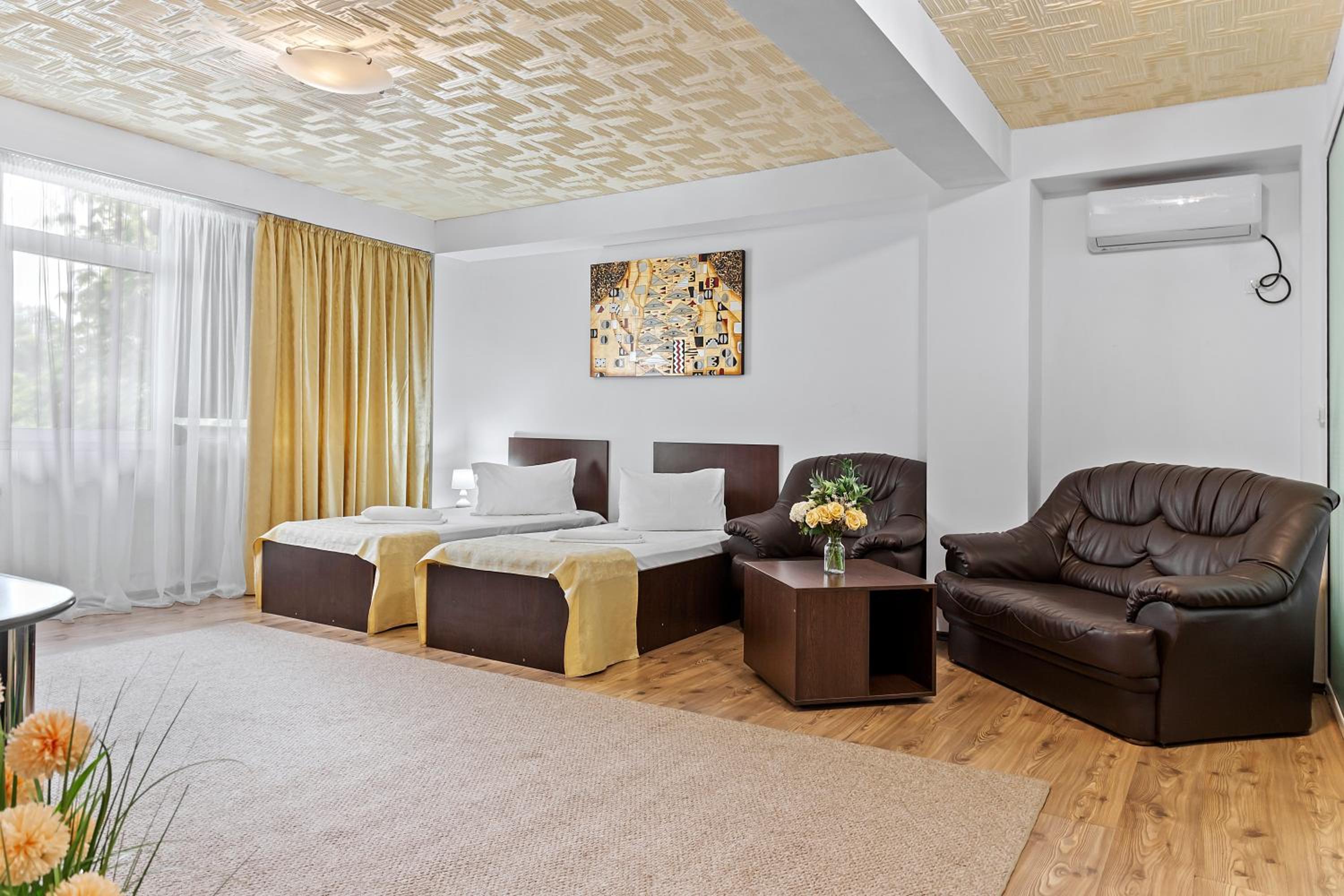 Suite - Photo 1