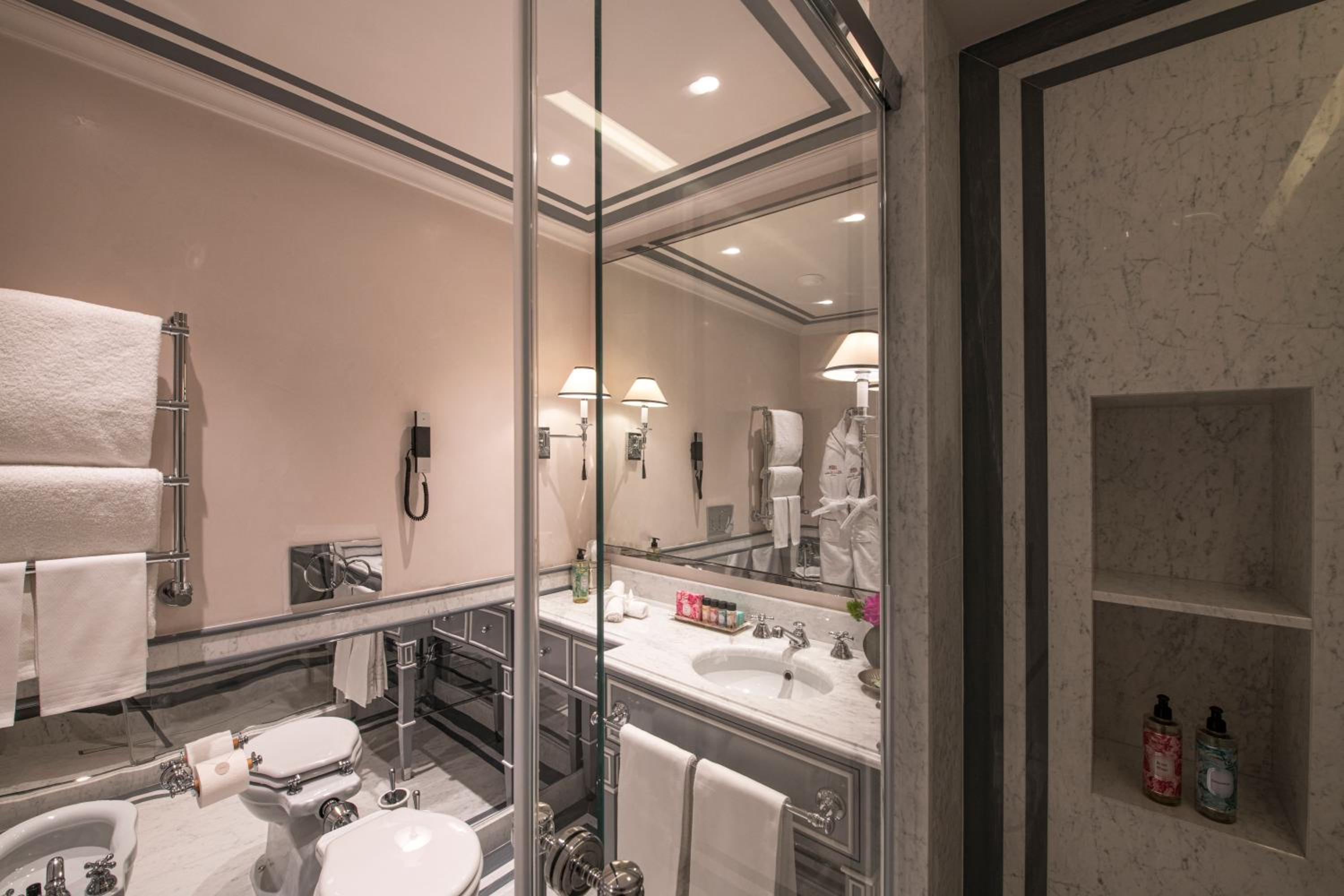 Deluxe Double Room thumbnail 6