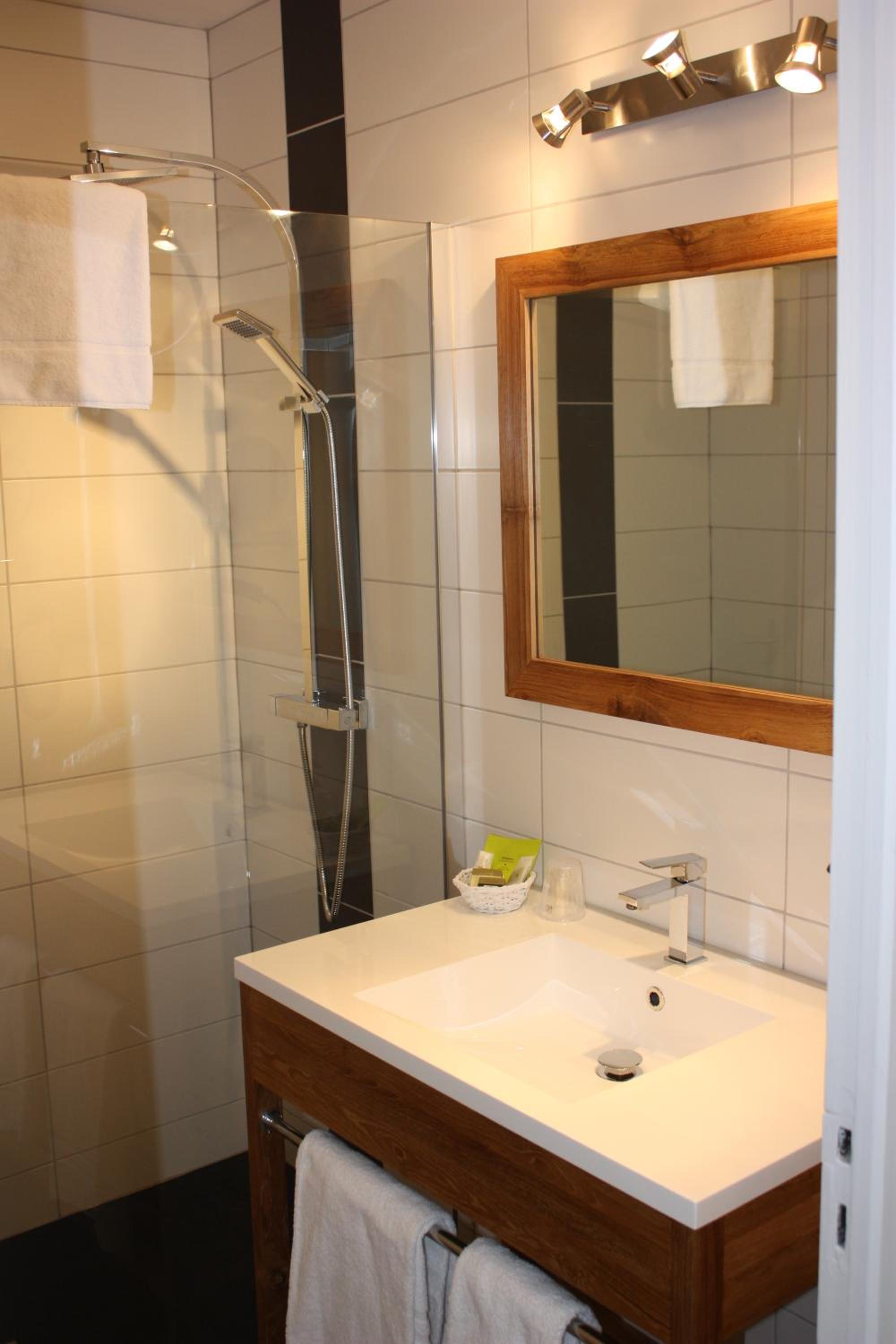 Double Room with Swimming Pool View-Lower level photo 3