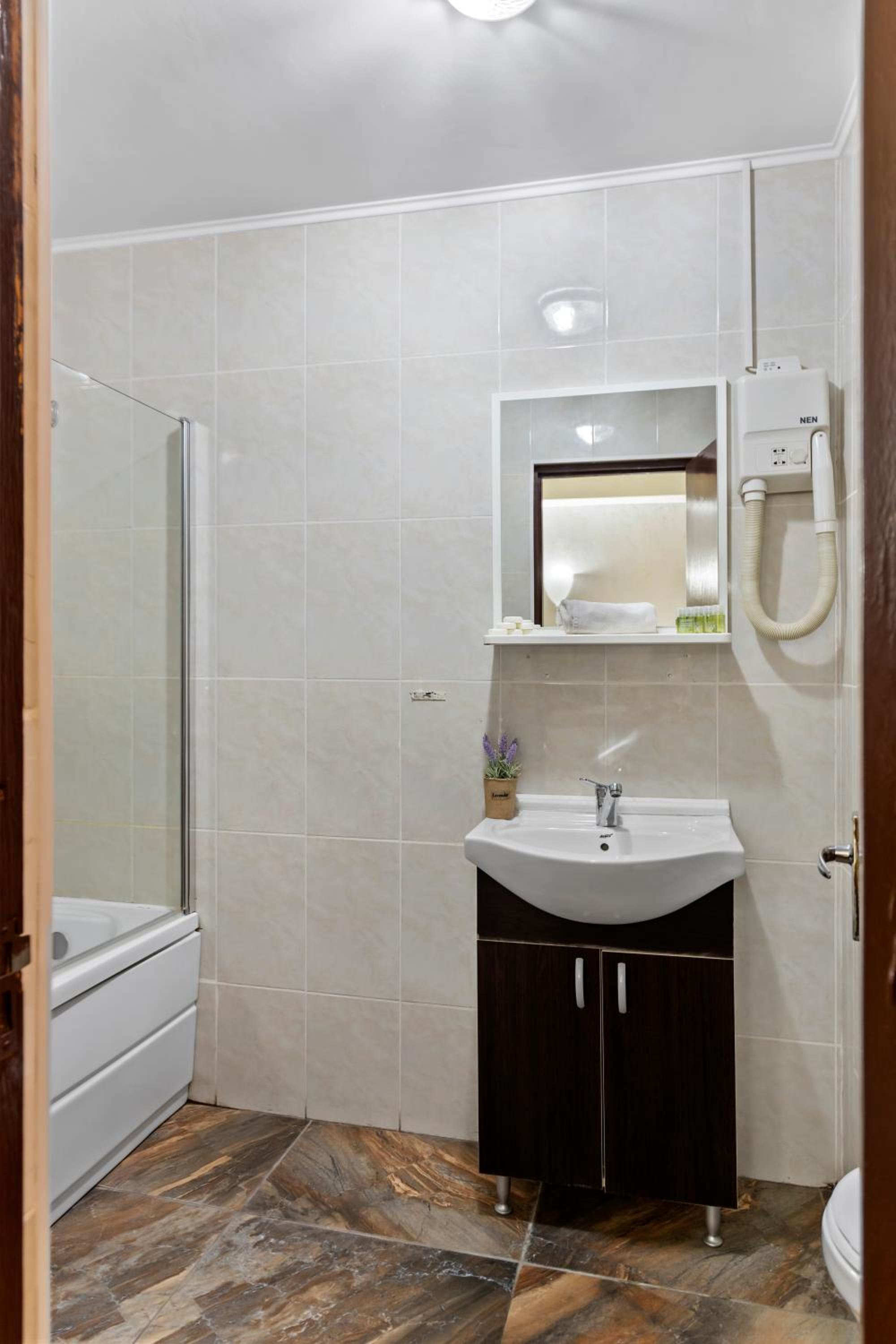 Suite - Photo 12
