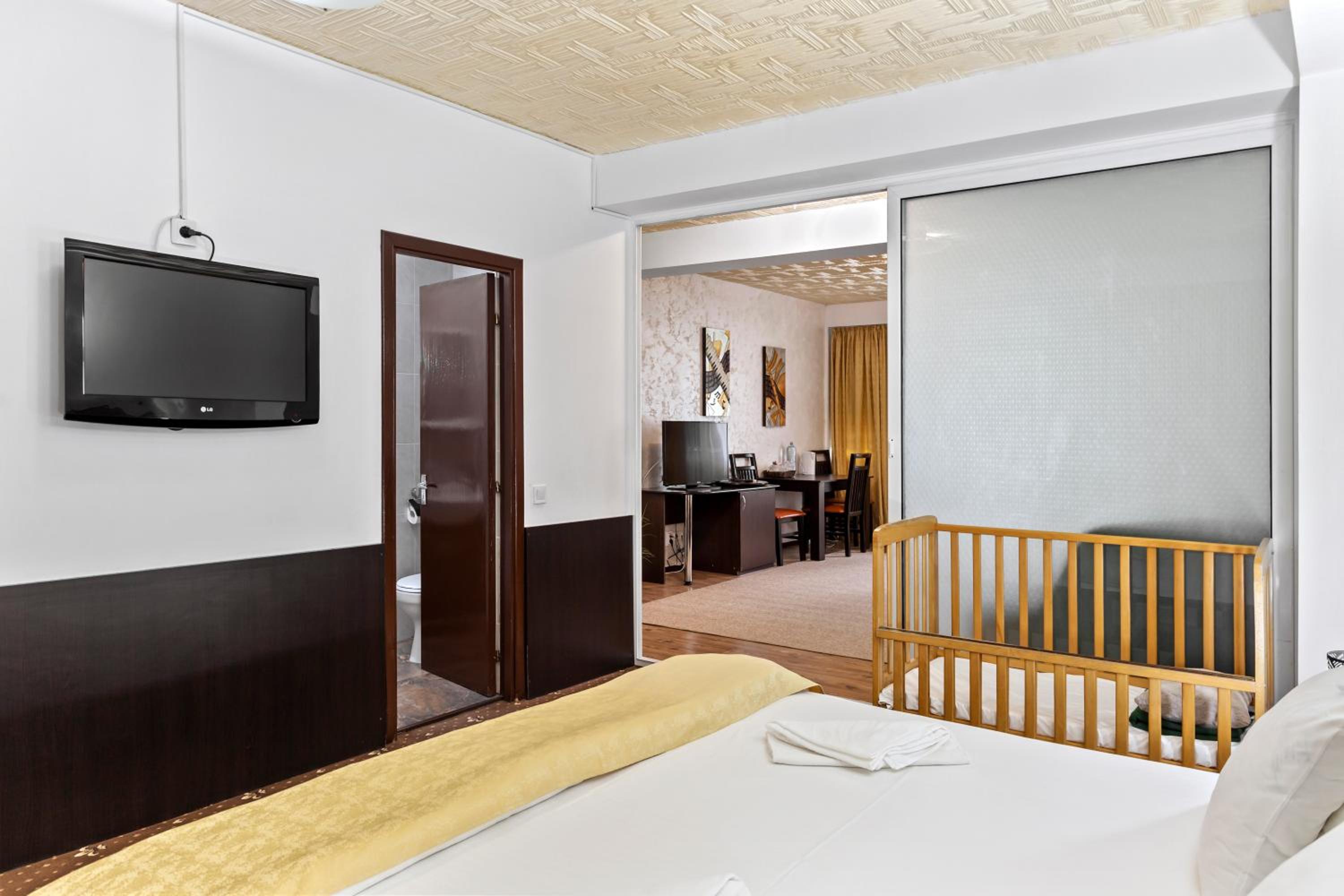 Suite - Photo 13
