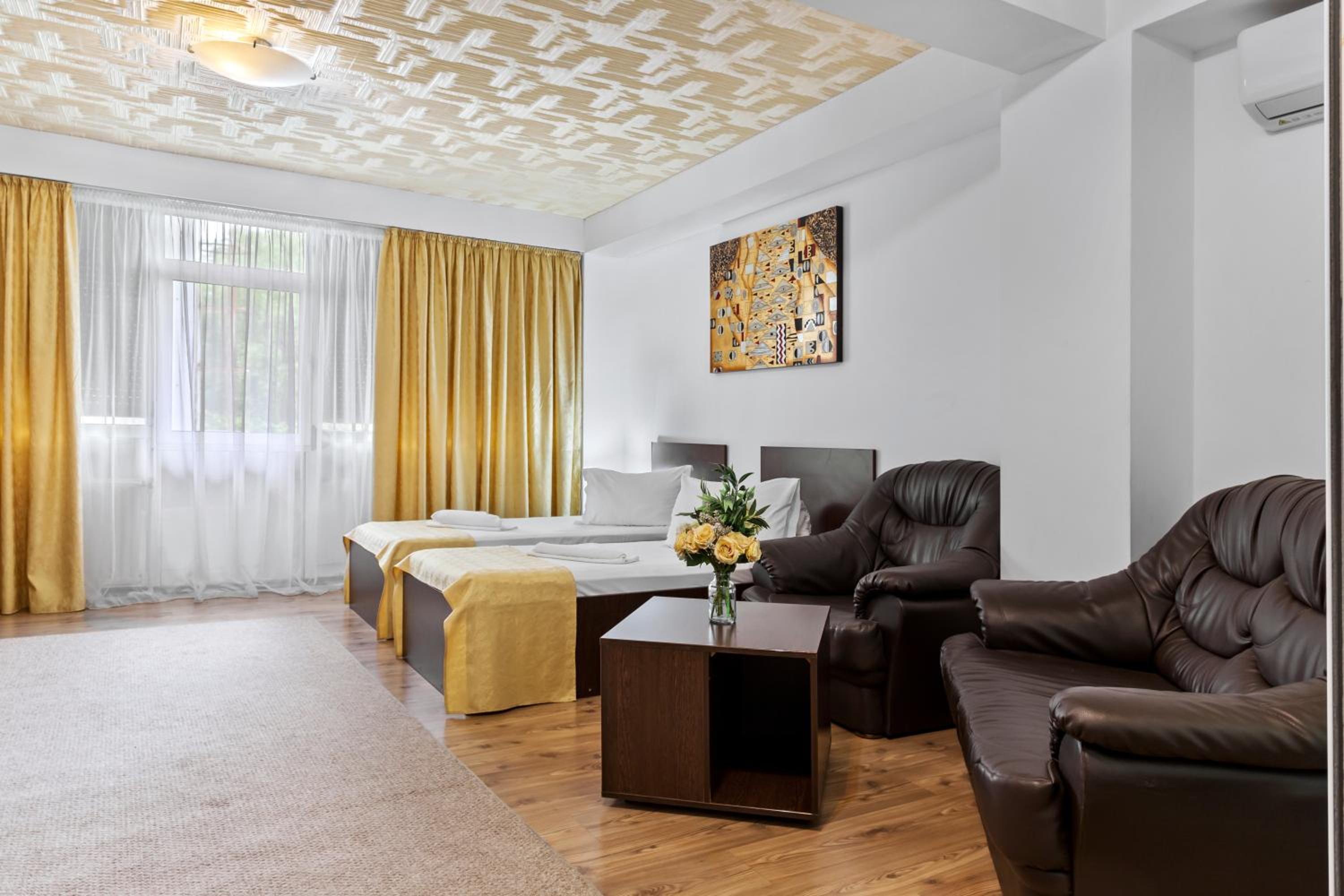 Suite - Photo 14