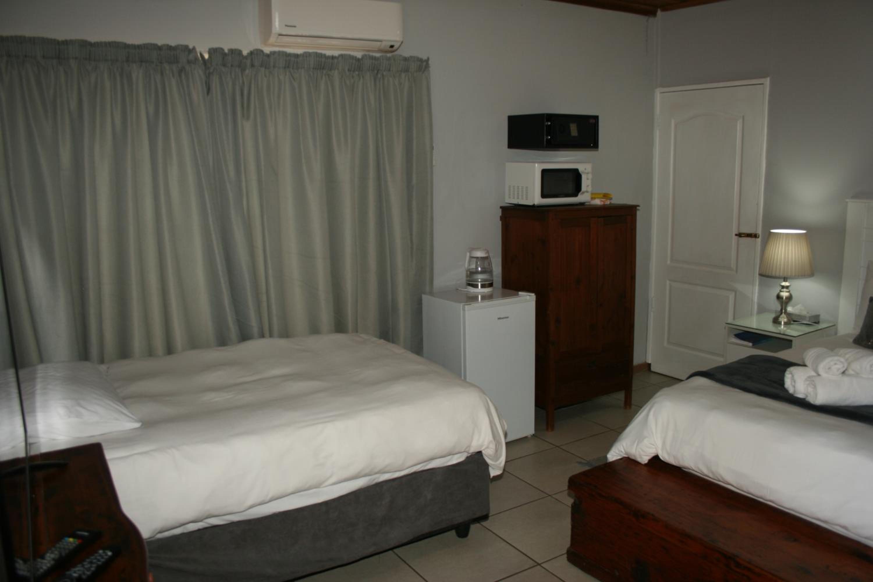 Deluxe Double Room with Shower - Photo 4