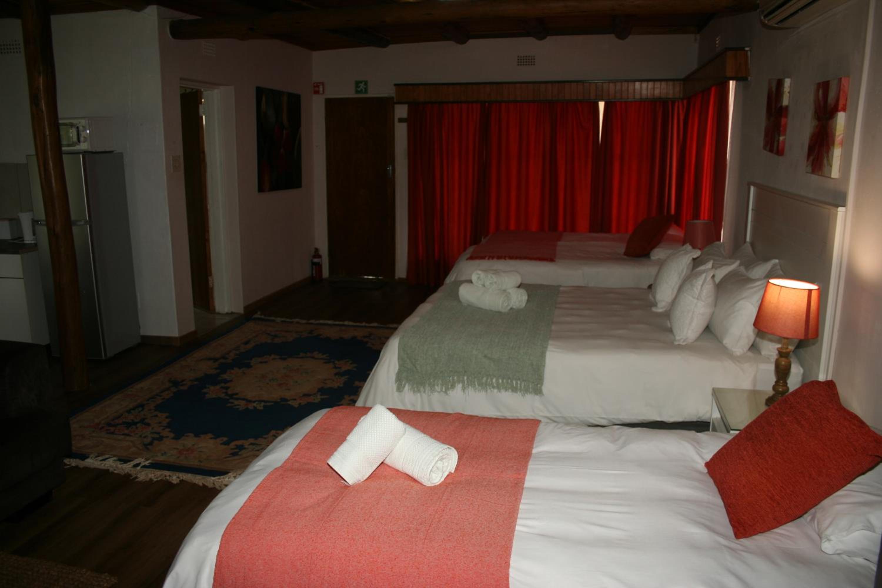 Deluxe Family Suite - Photo 11