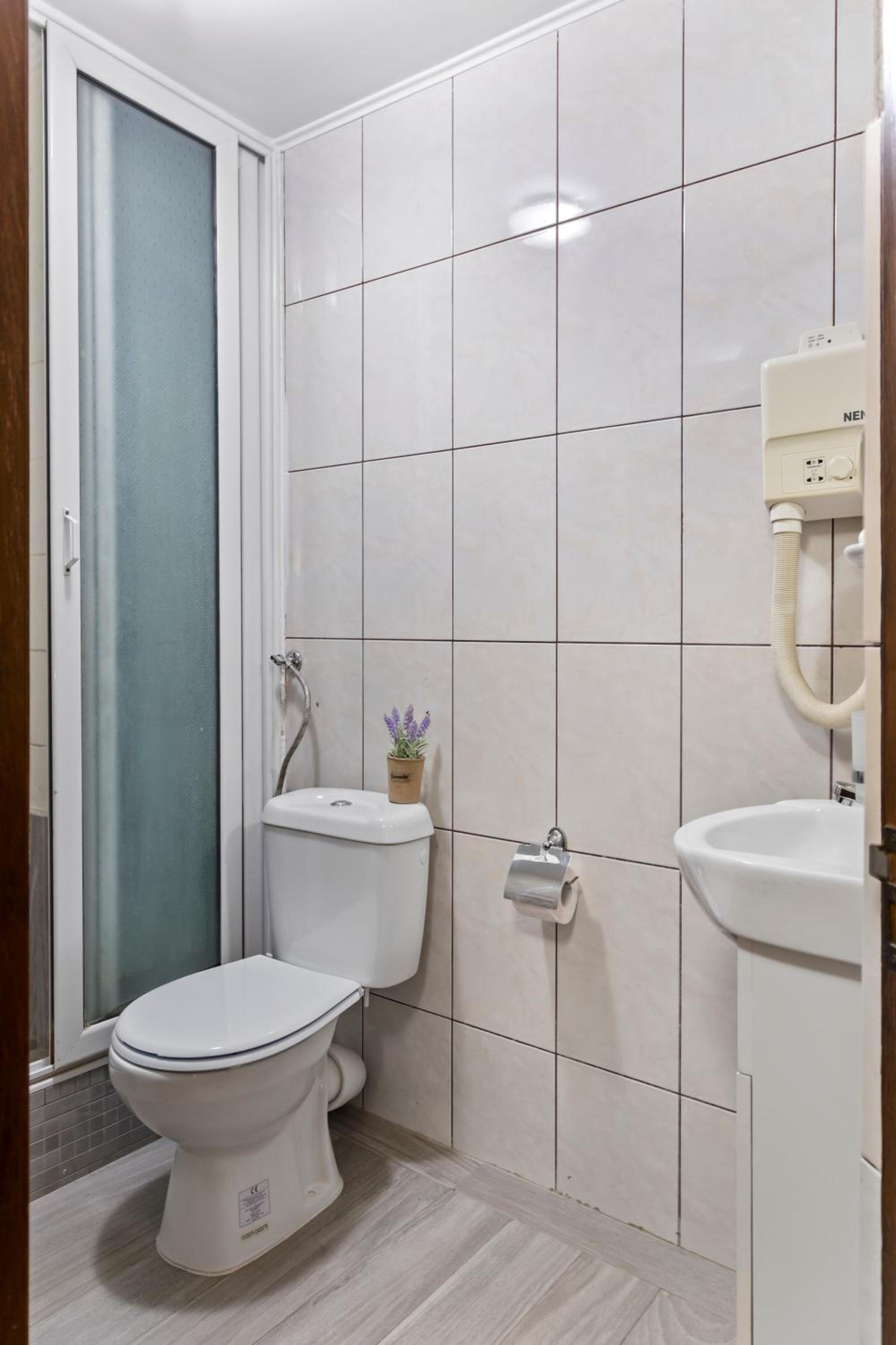 Double Room - Photo 8