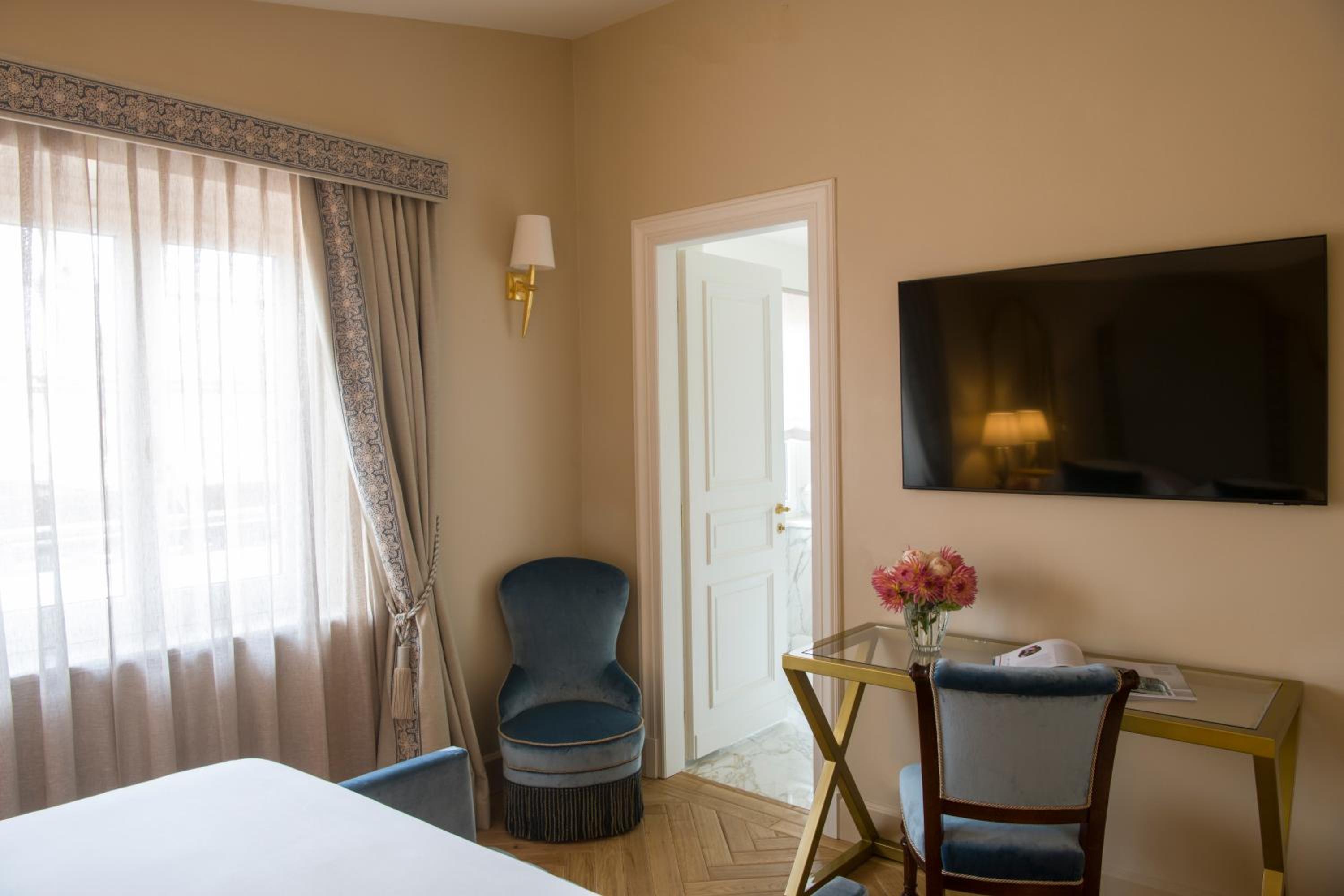 Superior Double Room thumbnail 5