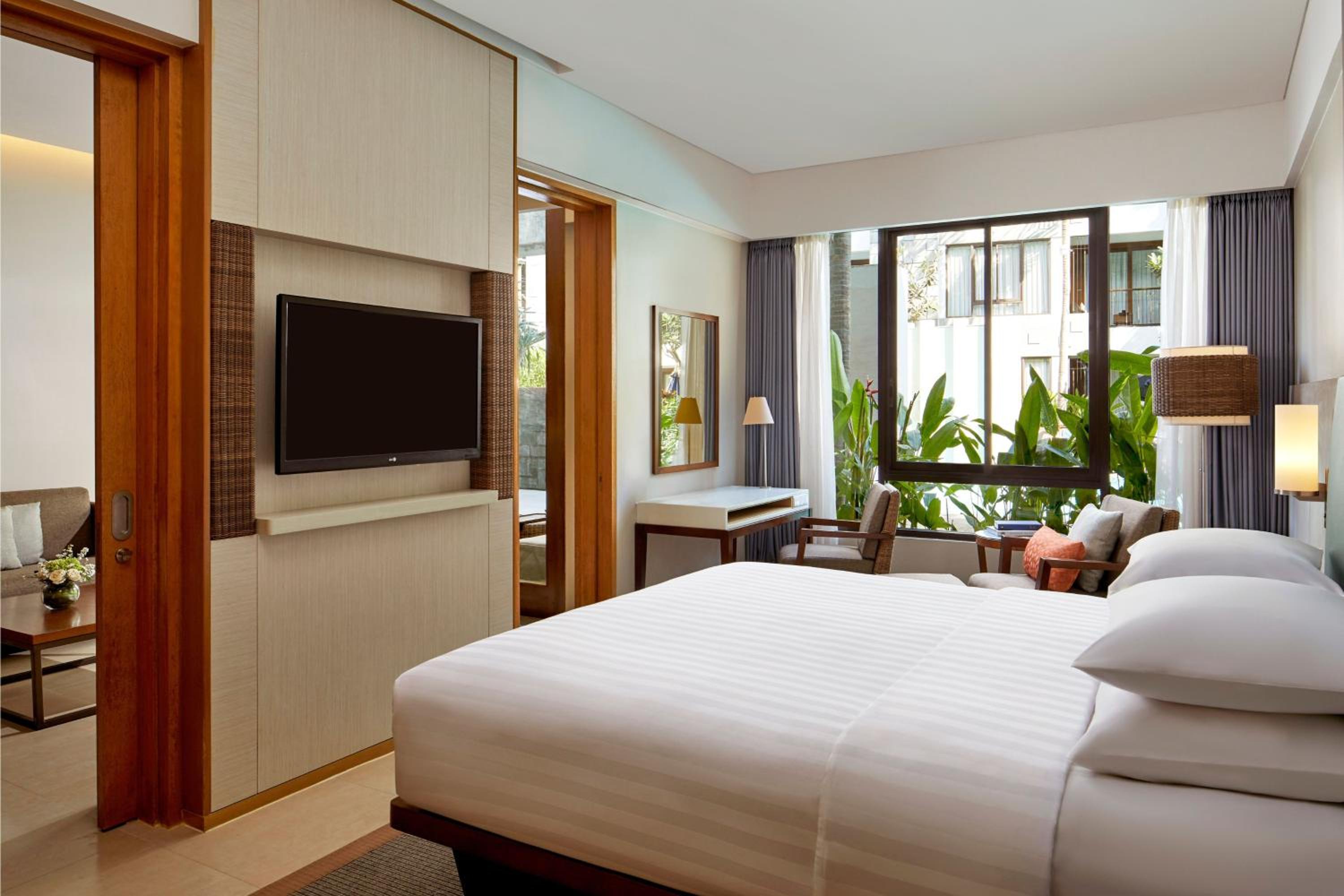 One-Bedroom Suite with Pool View photo 3