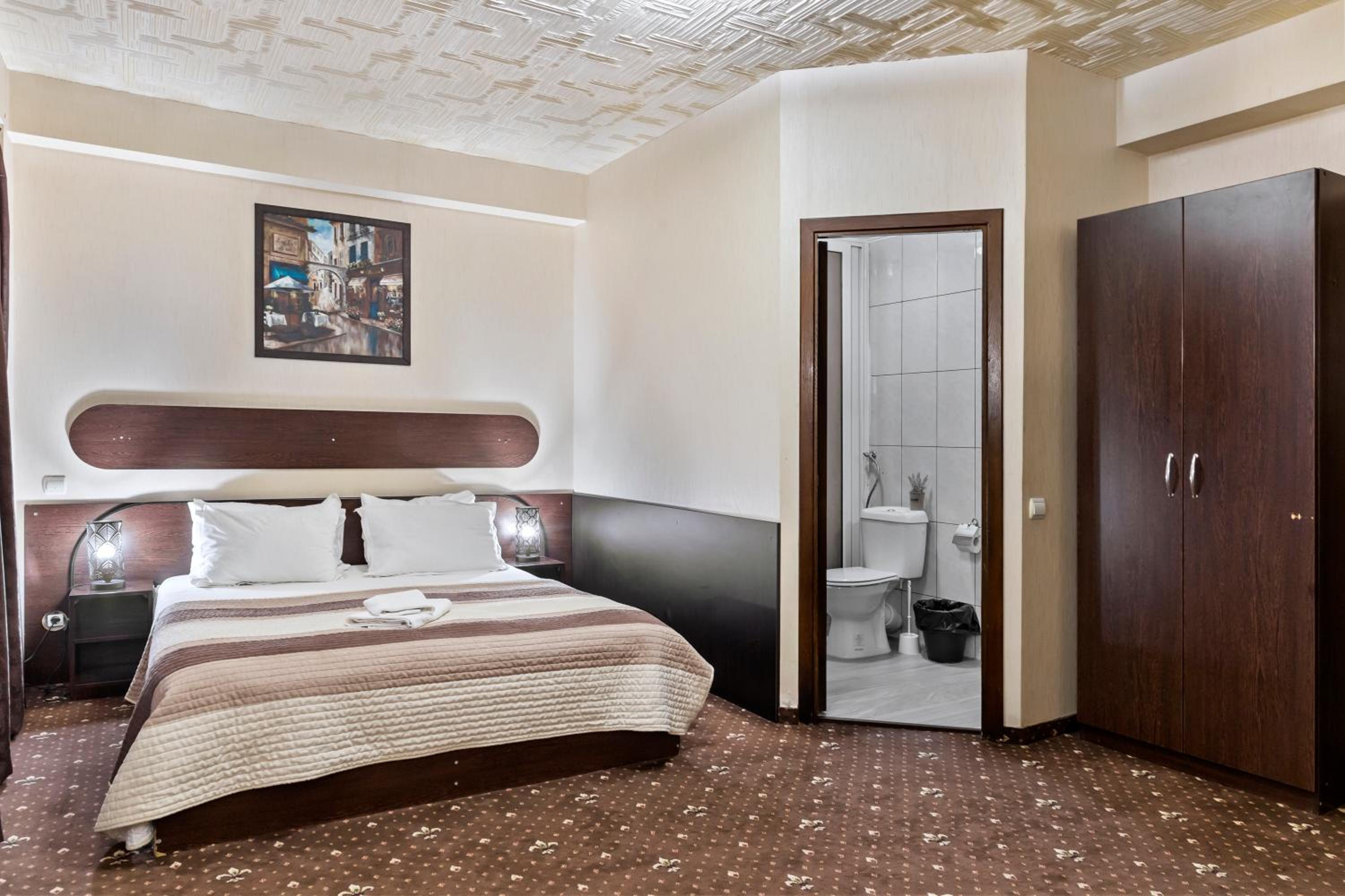 Double Room - Photo 9