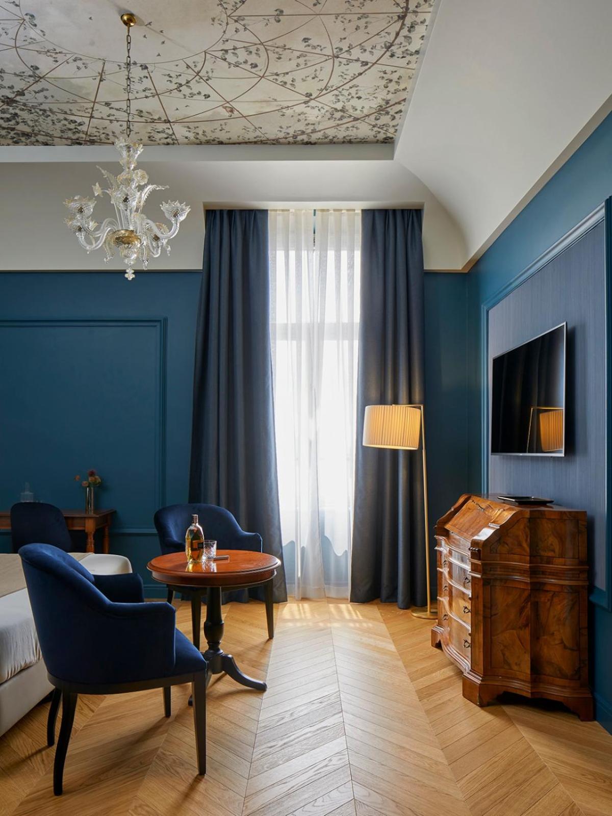 Double Room with Lake View - Photo 6