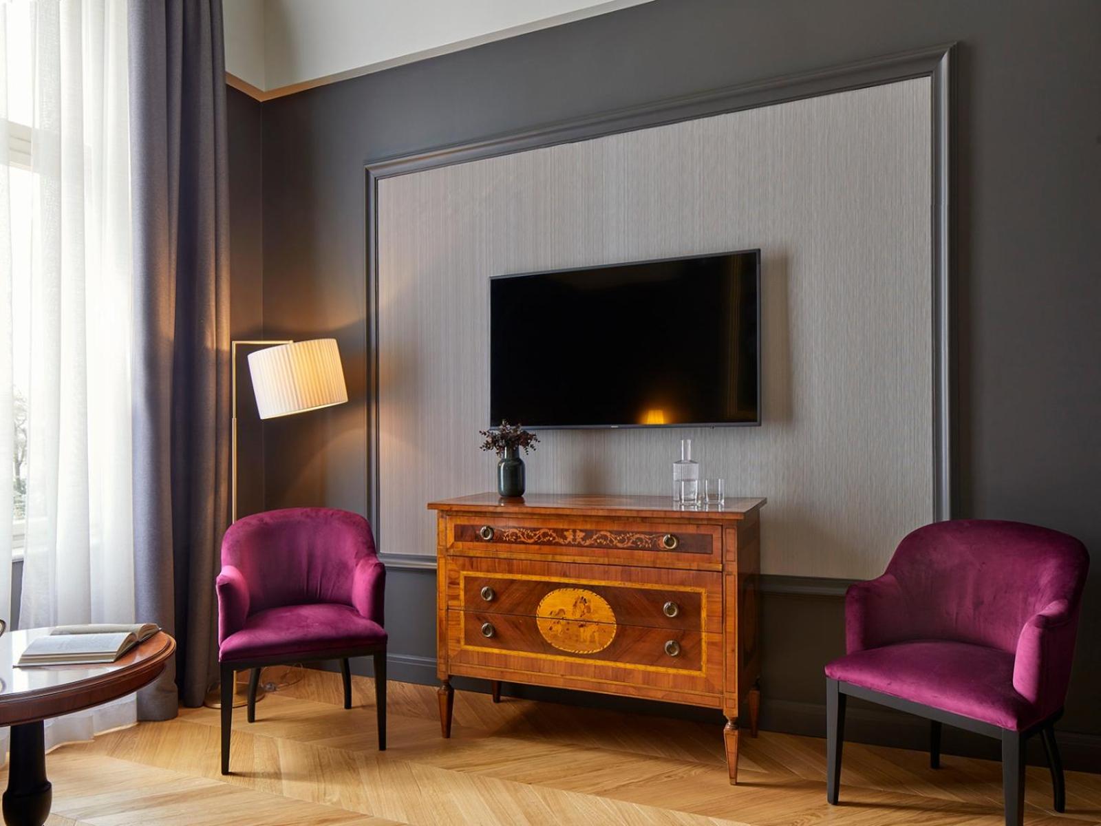 Double Room with Lake View - Photo 7