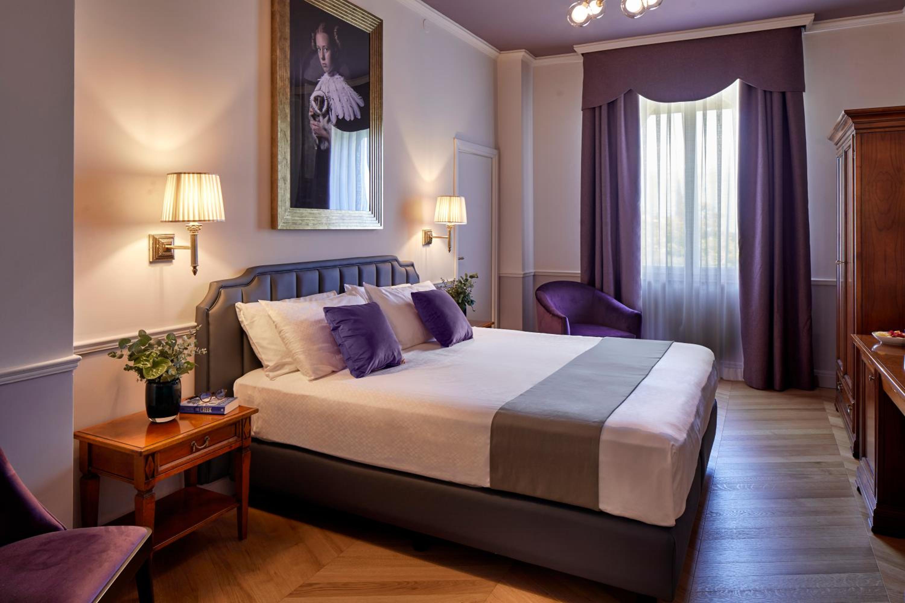 Double Room with Partial Lake View - Photo 1