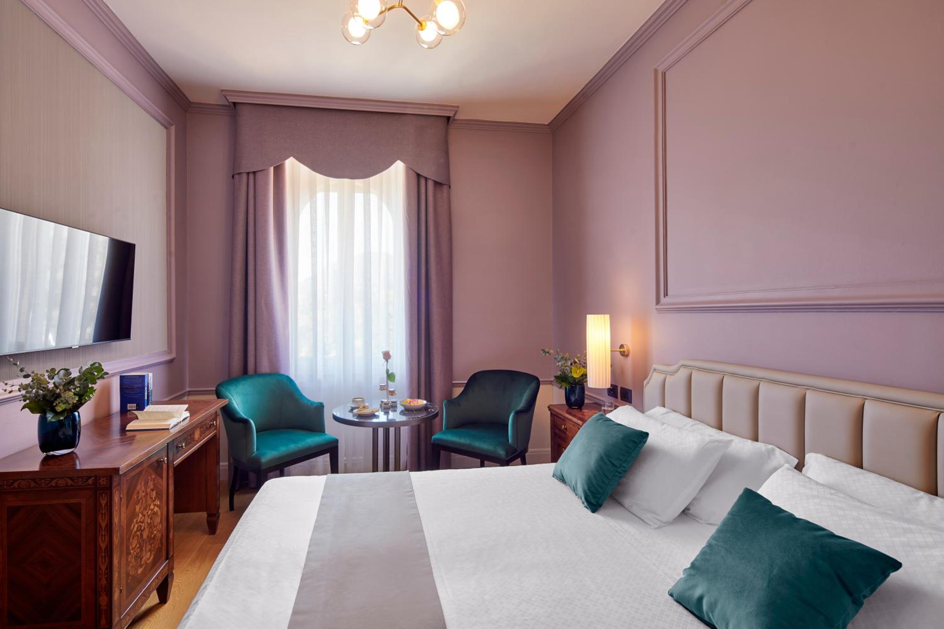 Double Room with Partial Lake View - Photo 6