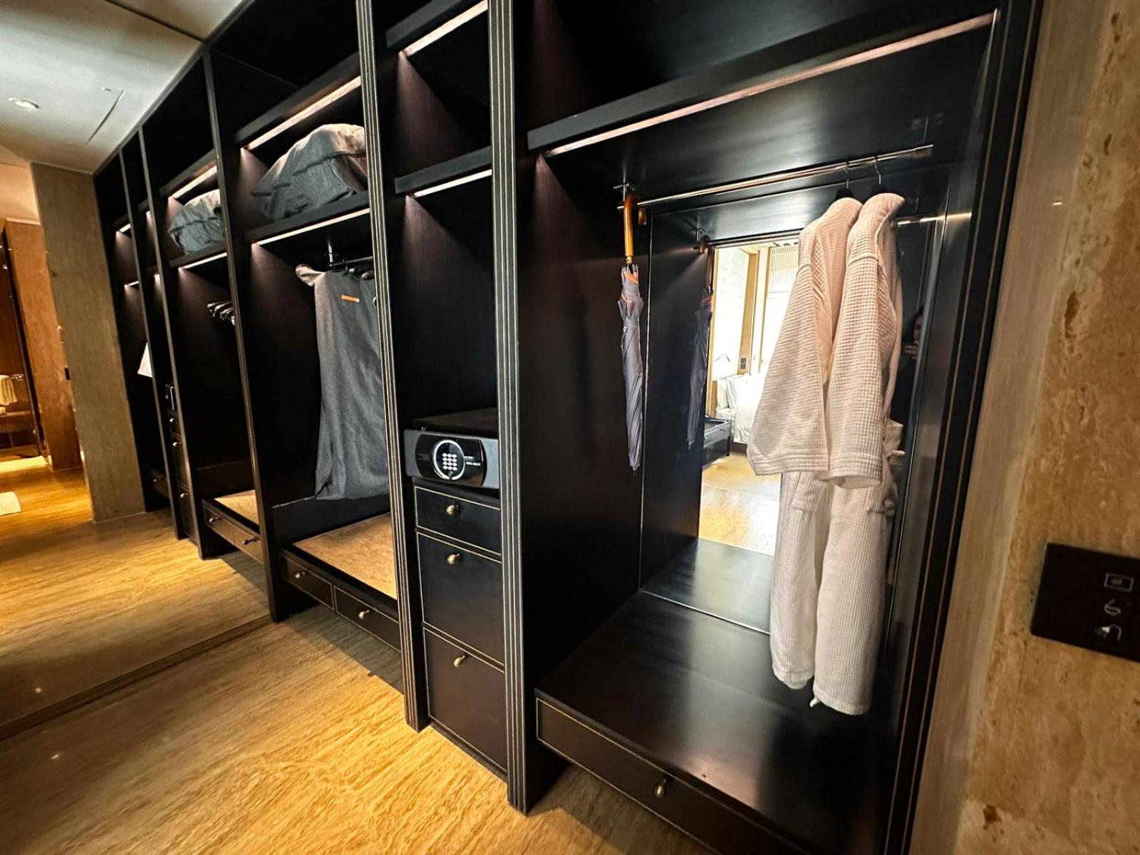 Grand King Suite, Club hours and 1 way Airport transfer - Photo 1