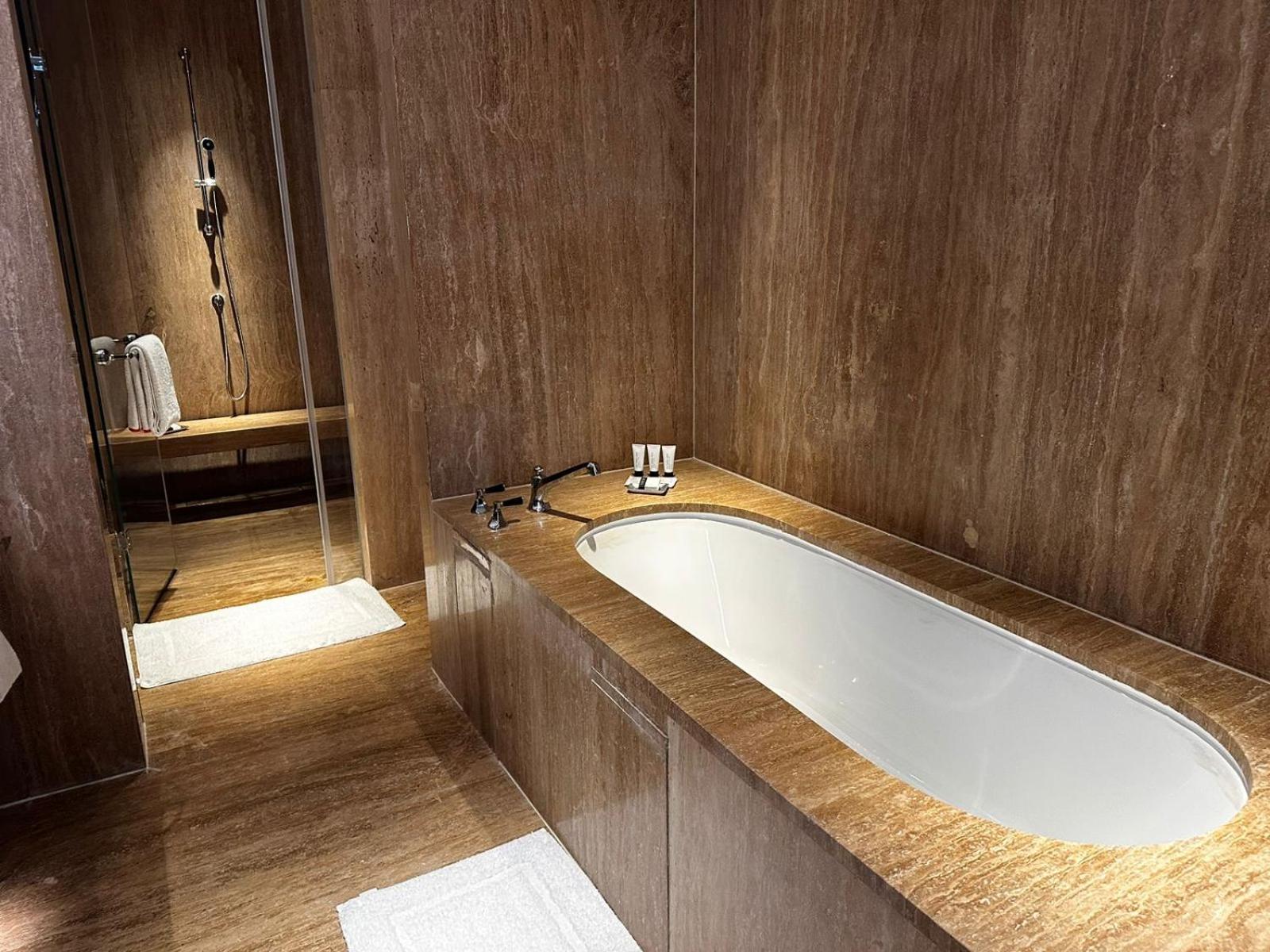 Grand King Suite, Club hours and 1 way Airport transfer - Photo 4