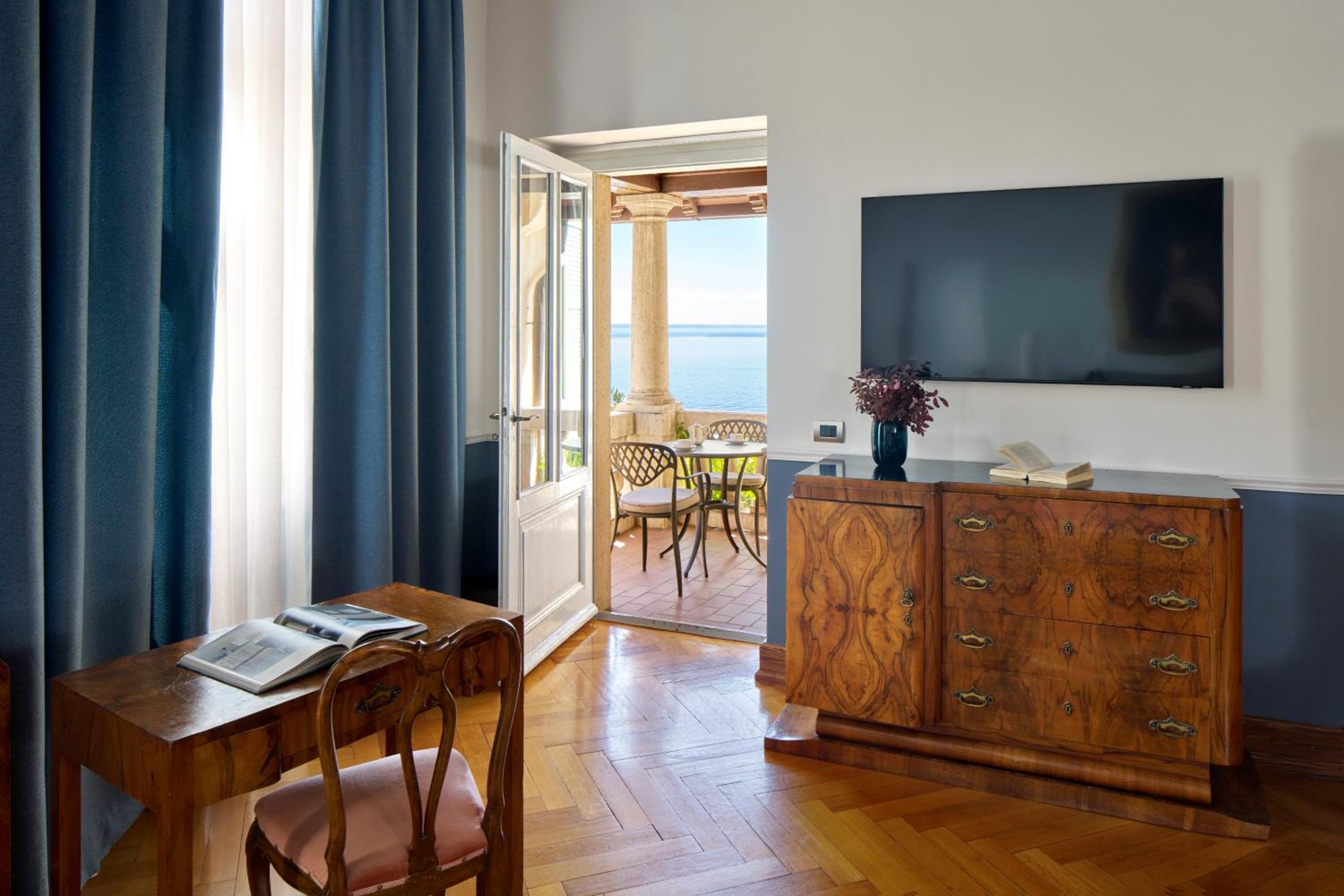 Junior Suite with Terrace and Lake View - Photo 3