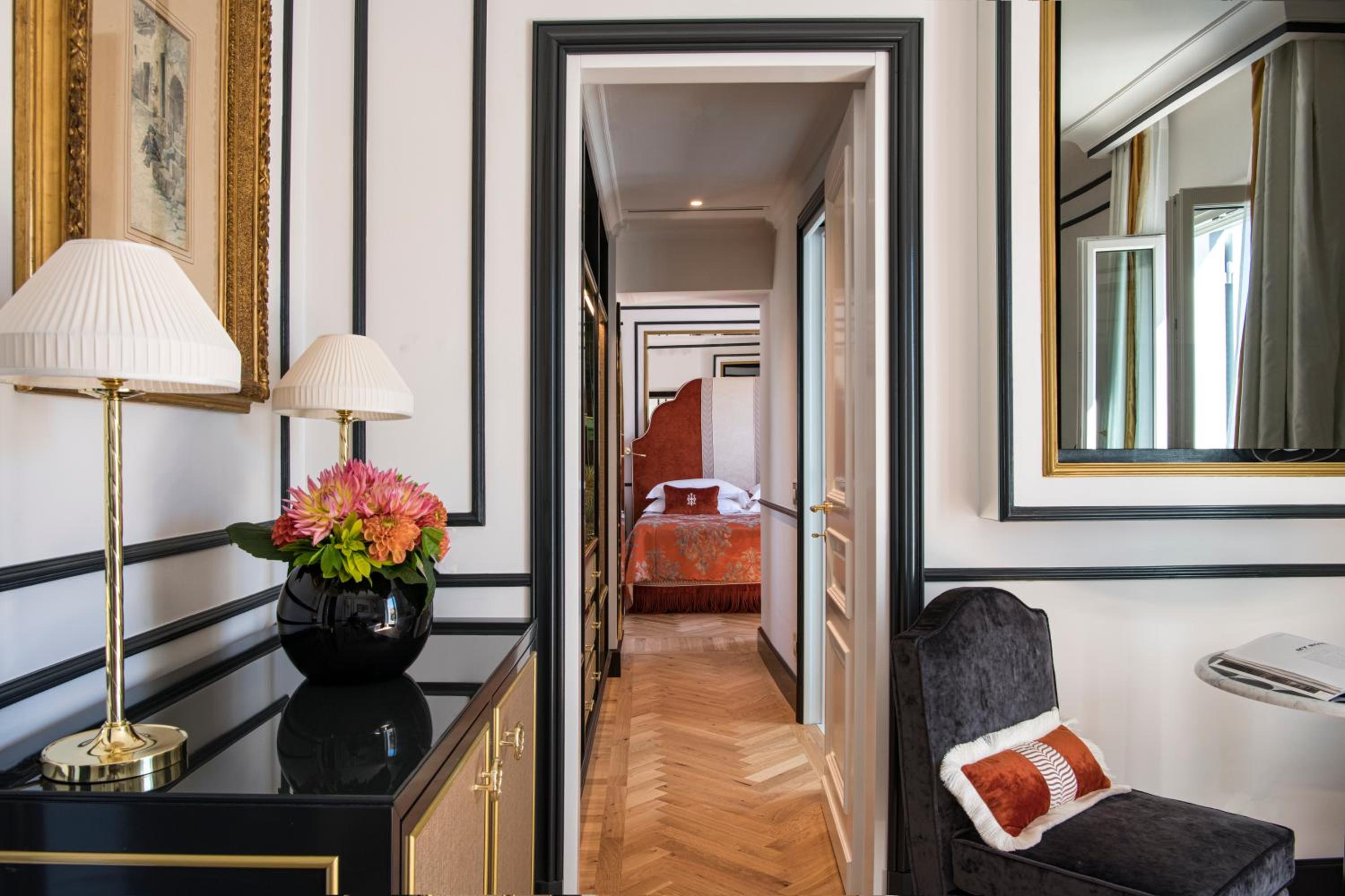 Suite with Balcony thumbnail 6