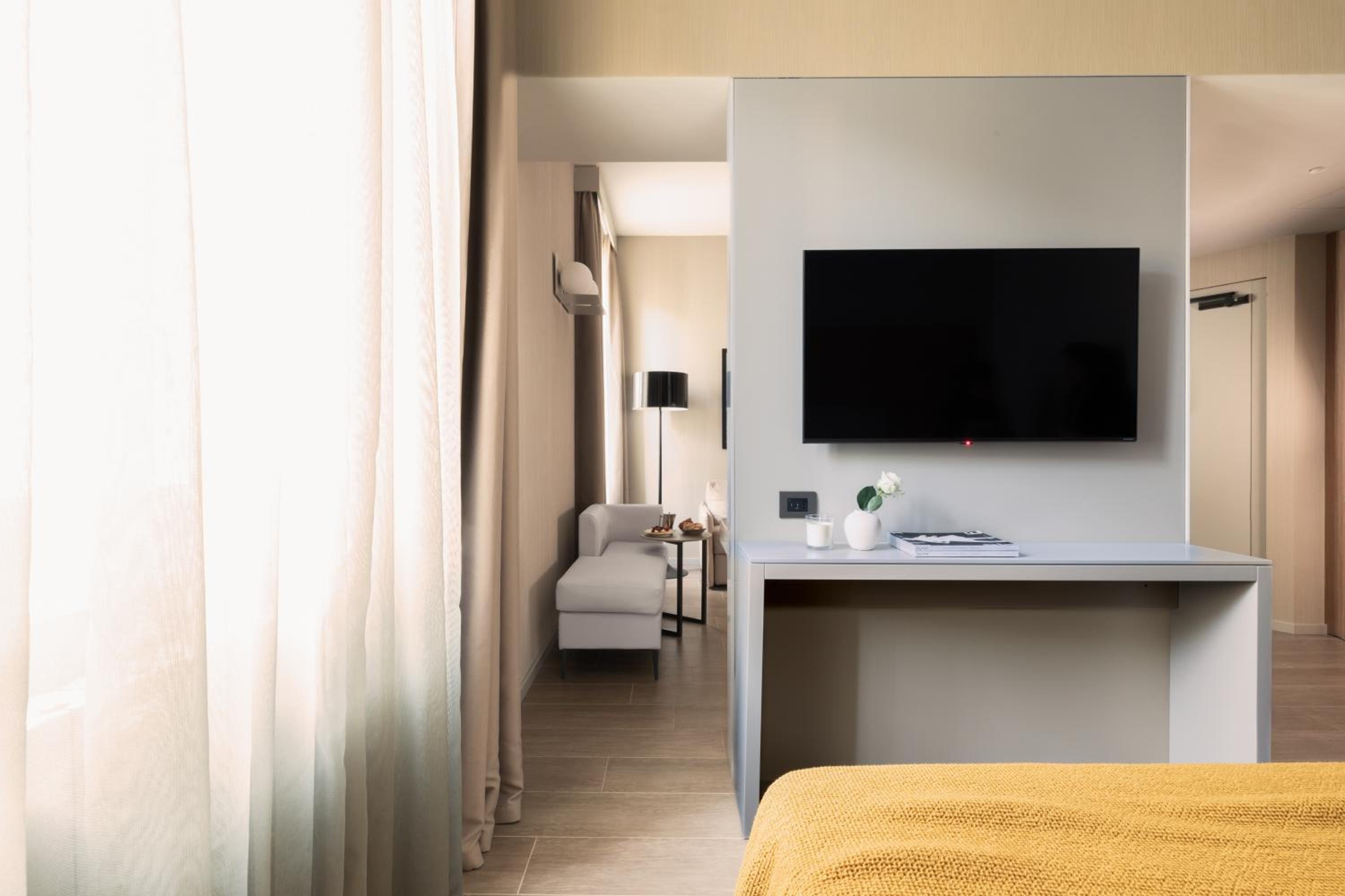 Junior Suite with Spa Access - Photo 4