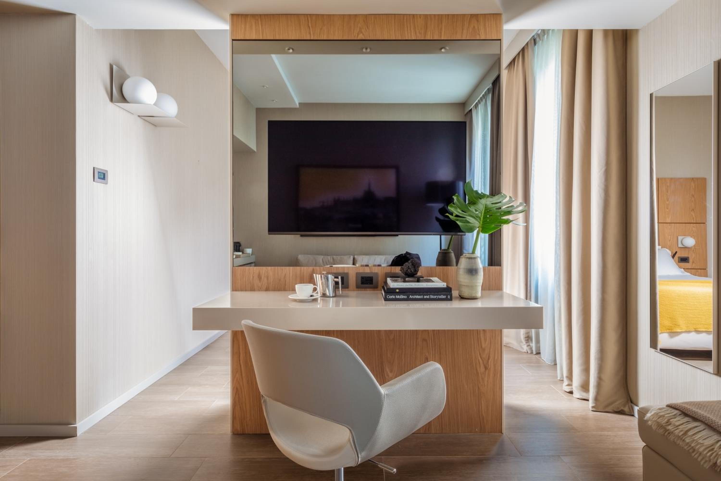 Junior Suite with Spa Access - Photo 3