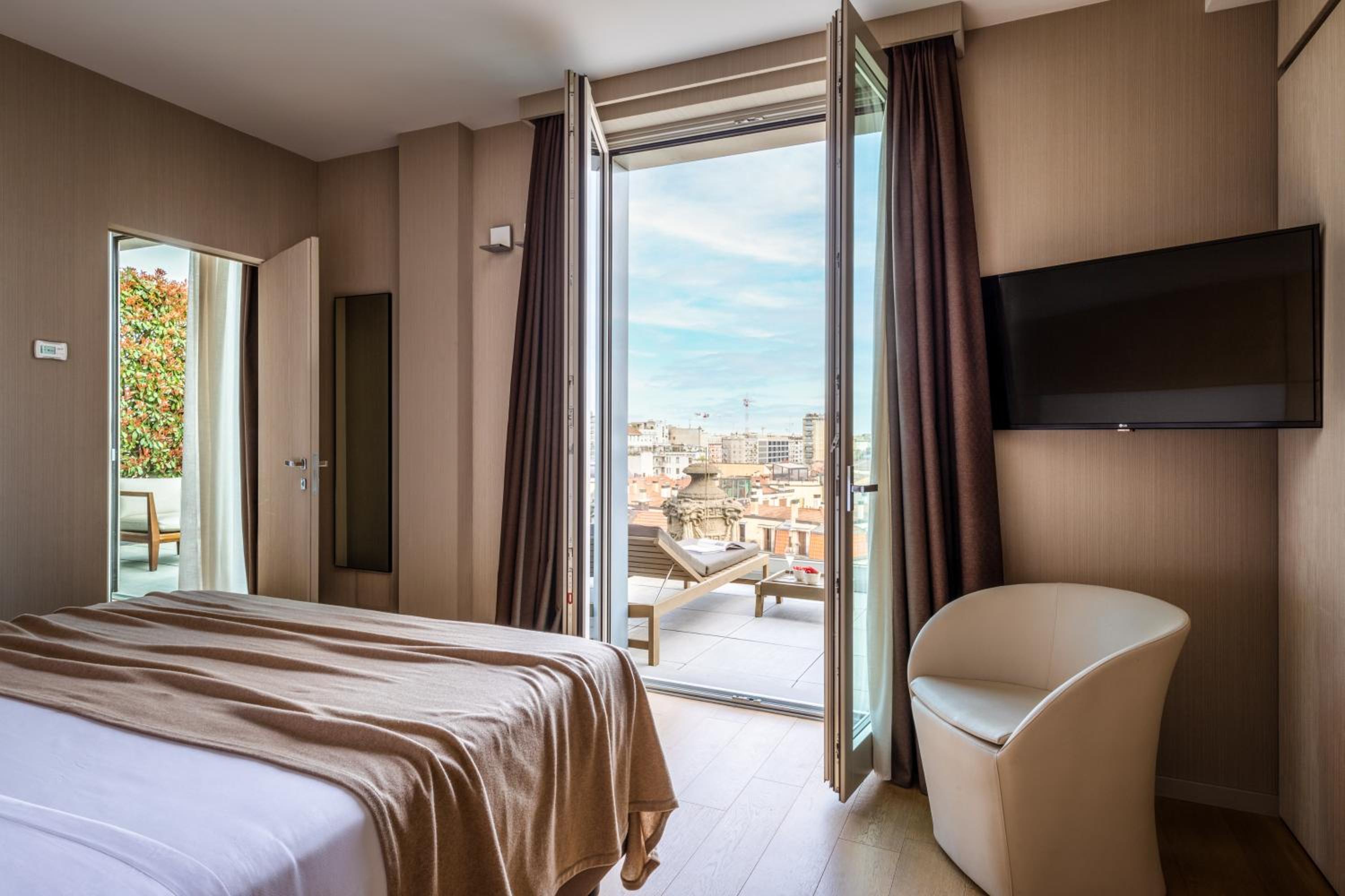 Suite Terrace with spa access thumbnail 6