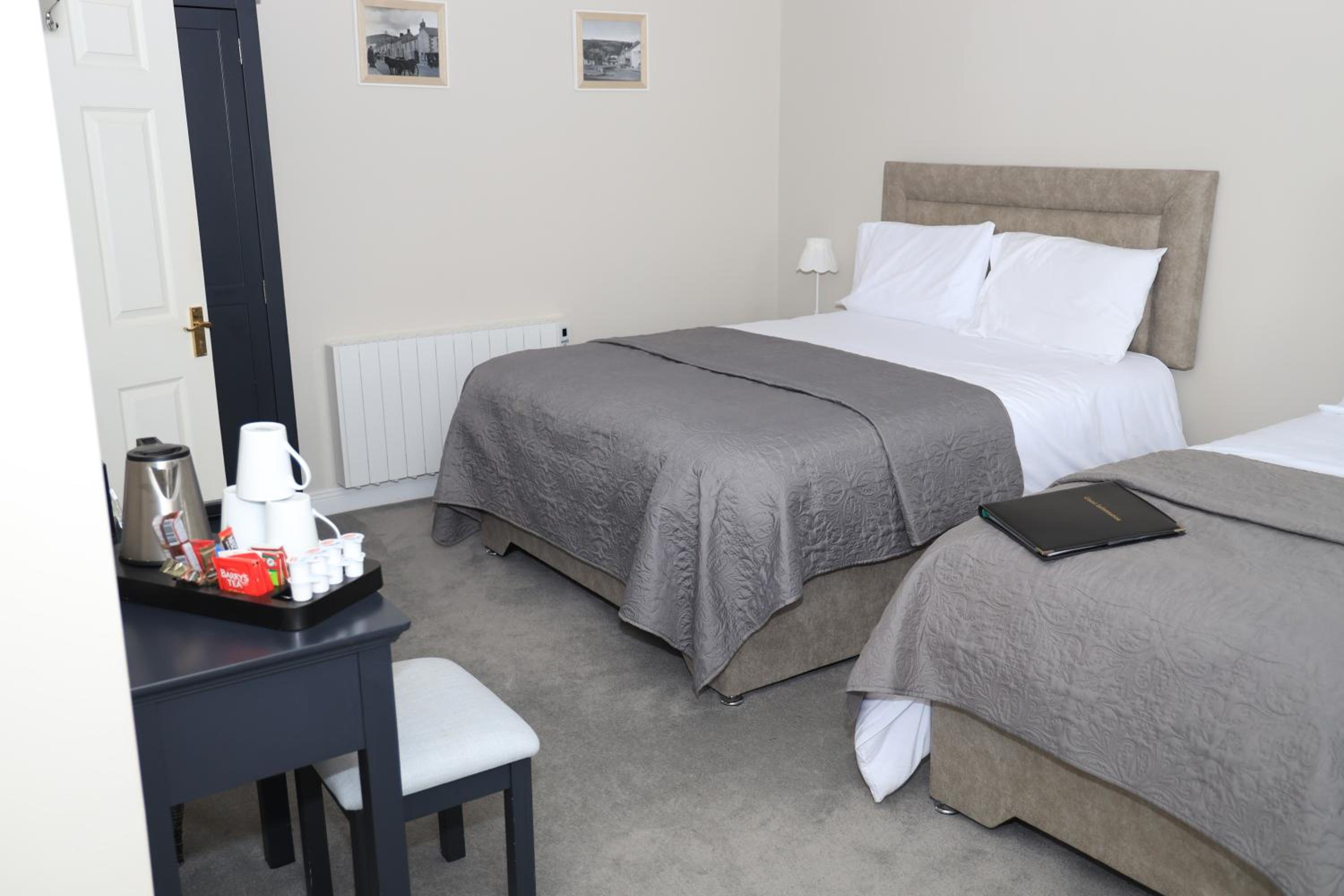 Twin Room with Private Bathroom - Photo 21
