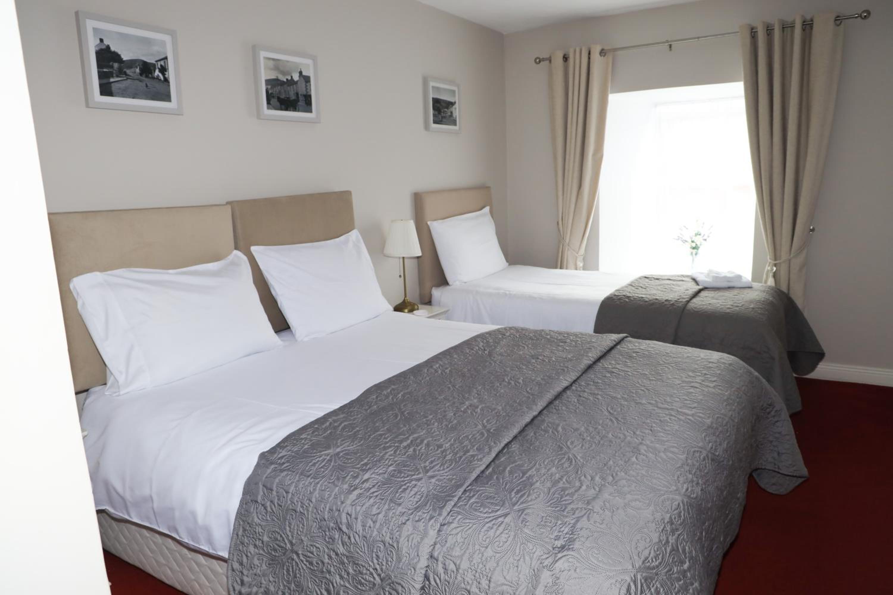 Twin Room with Private Bathroom - Photo 17
