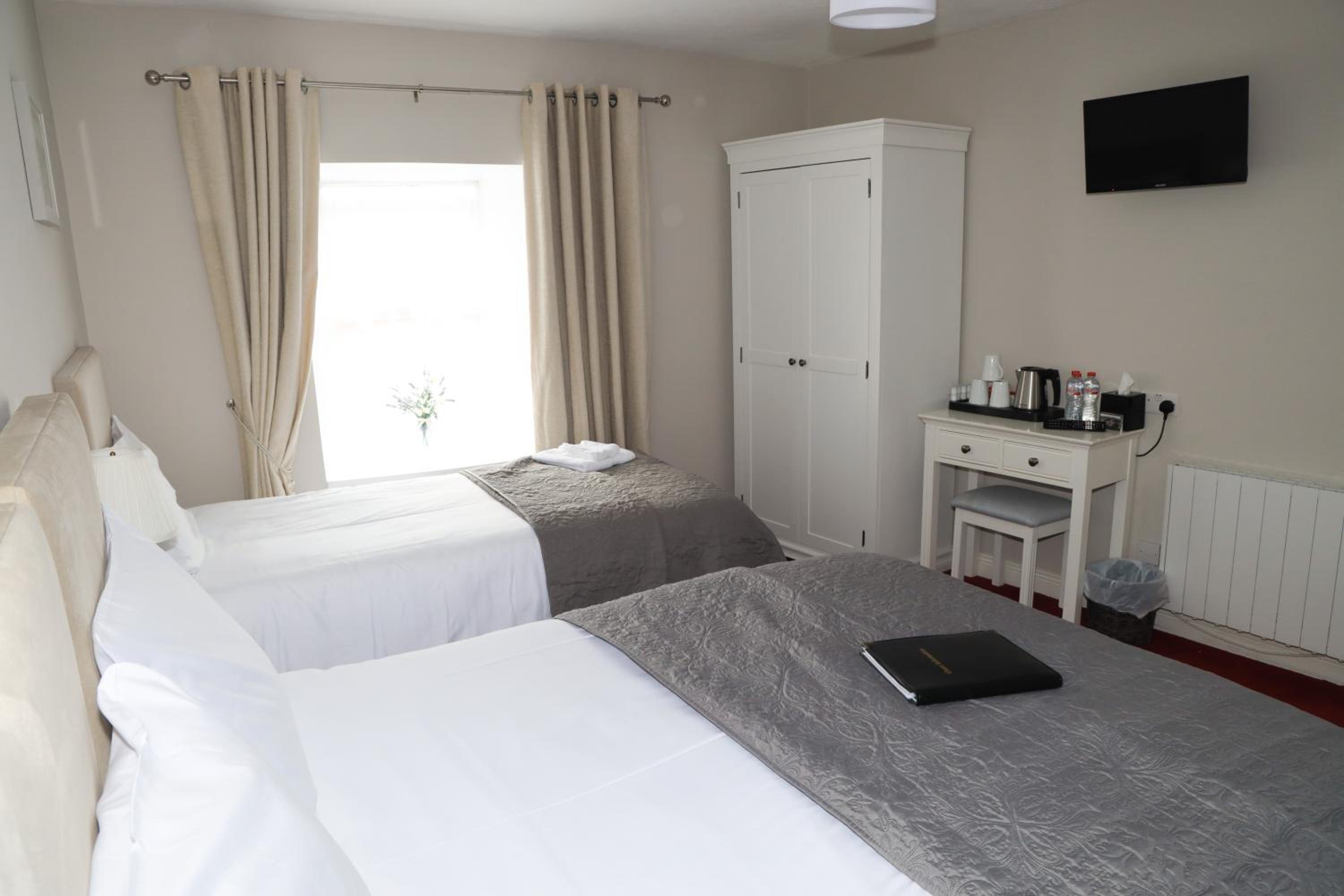 Twin Room with Private Bathroom - Photo 16