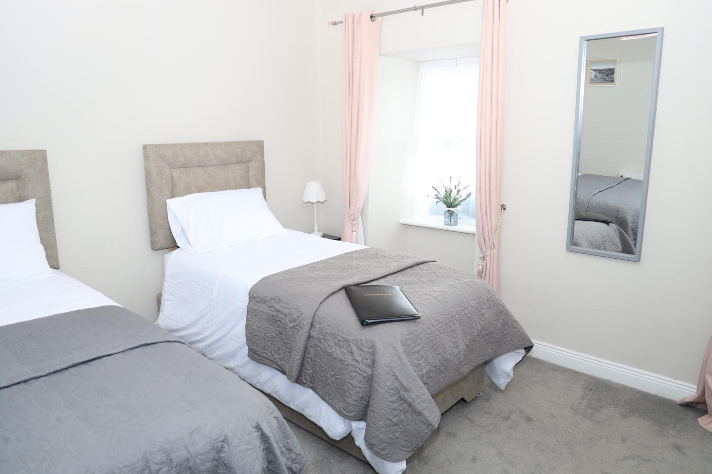 Twin Room with Private Bathroom - Photo 15