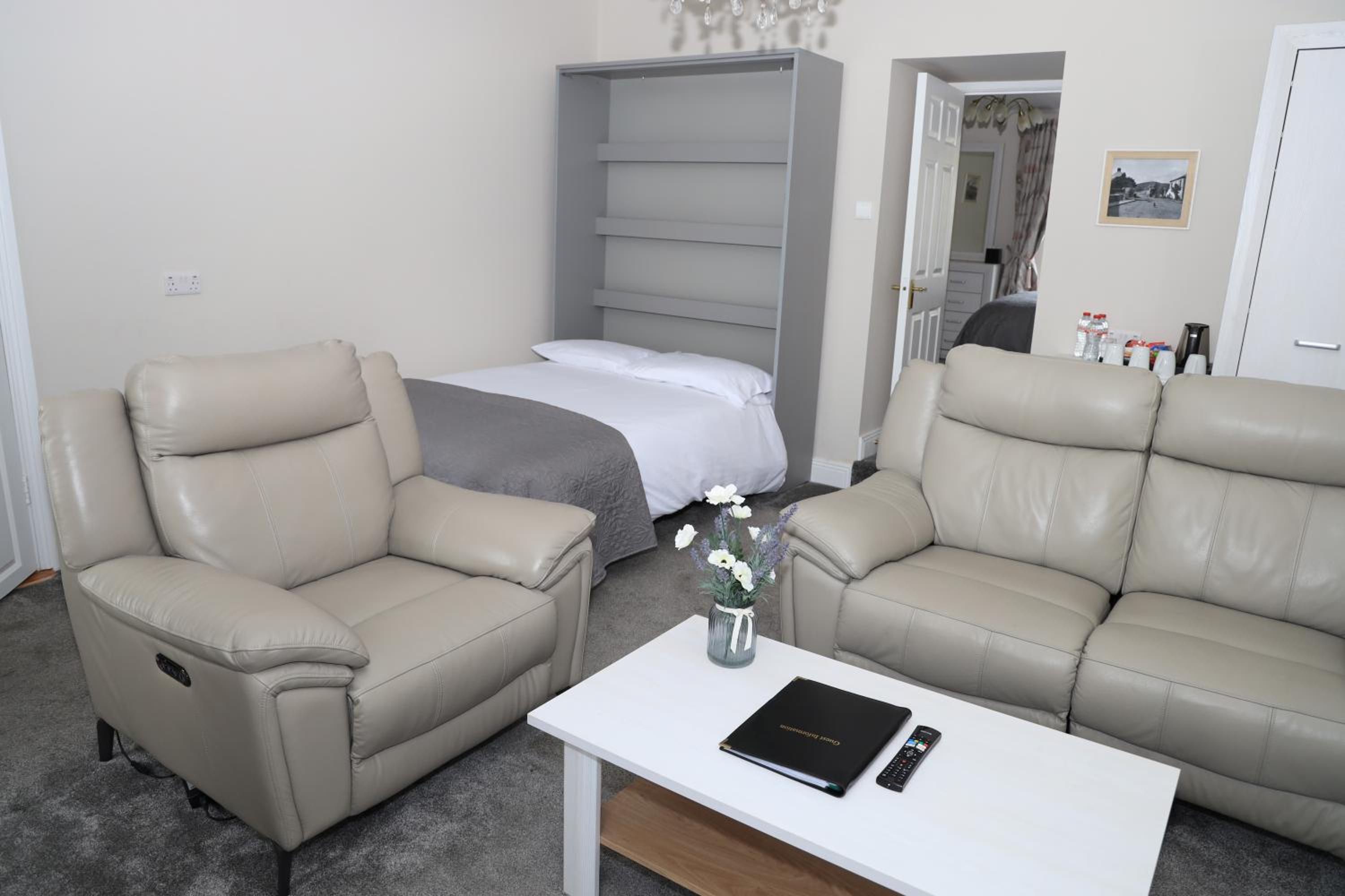 Deluxe King Suite - Photo 14
