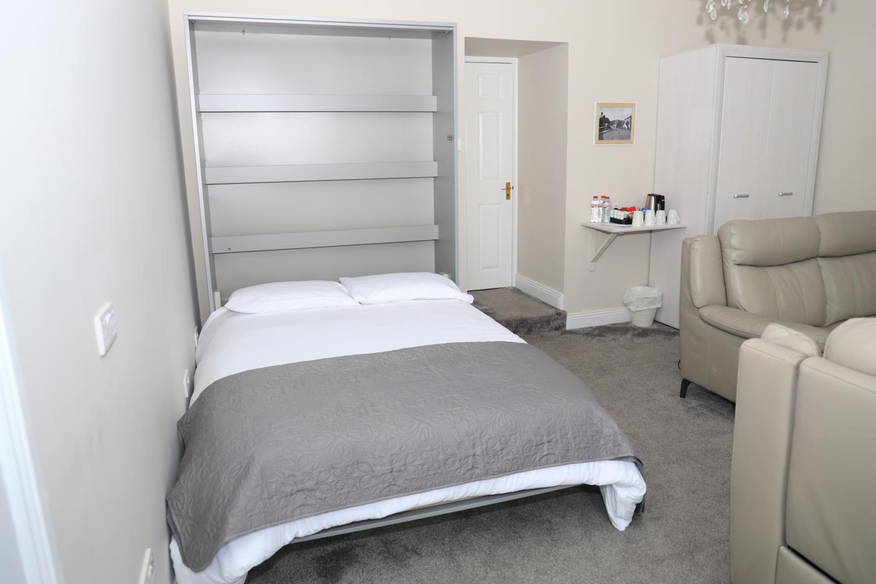 Deluxe King Suite - Photo 15
