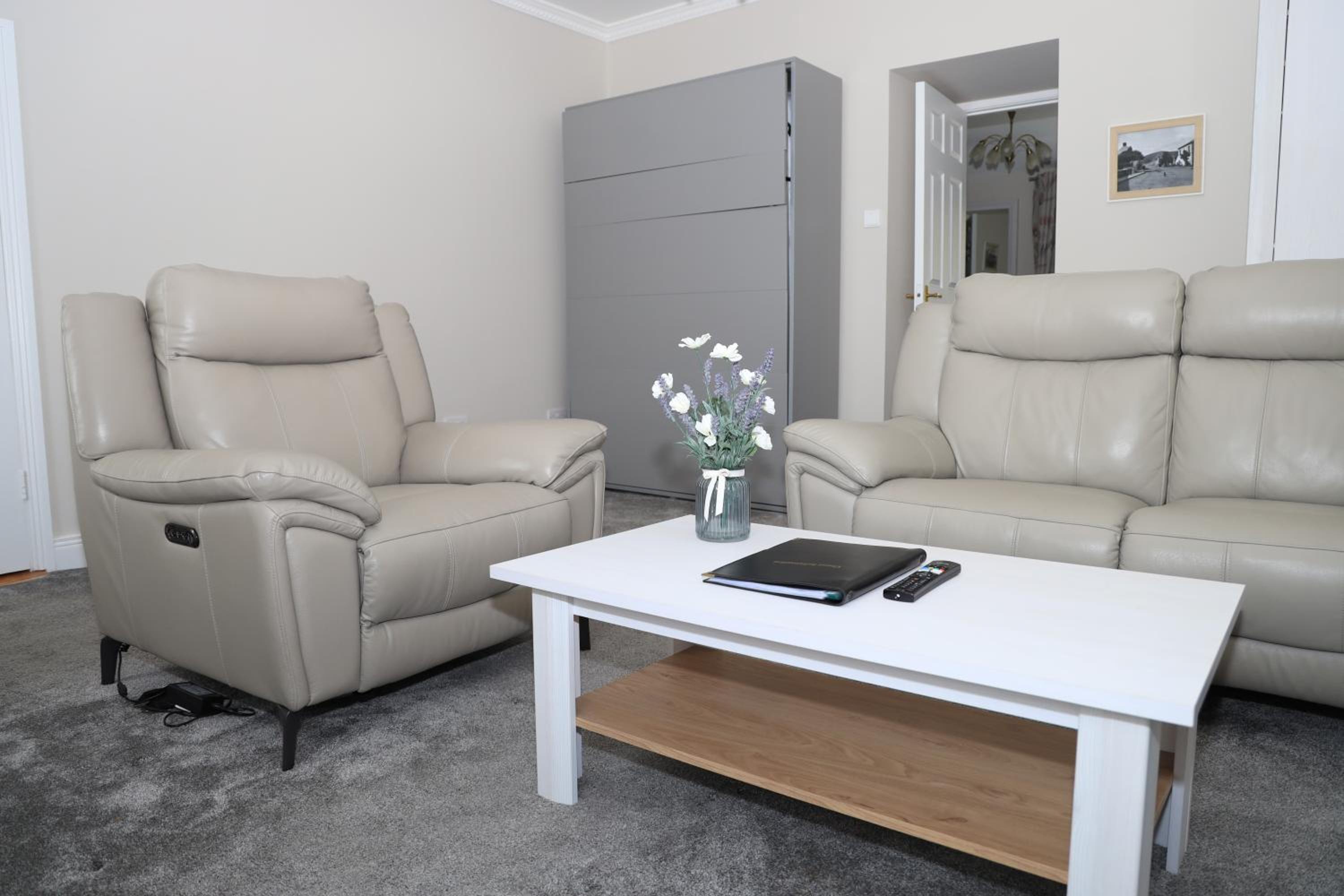 Deluxe King Suite - Photo 13