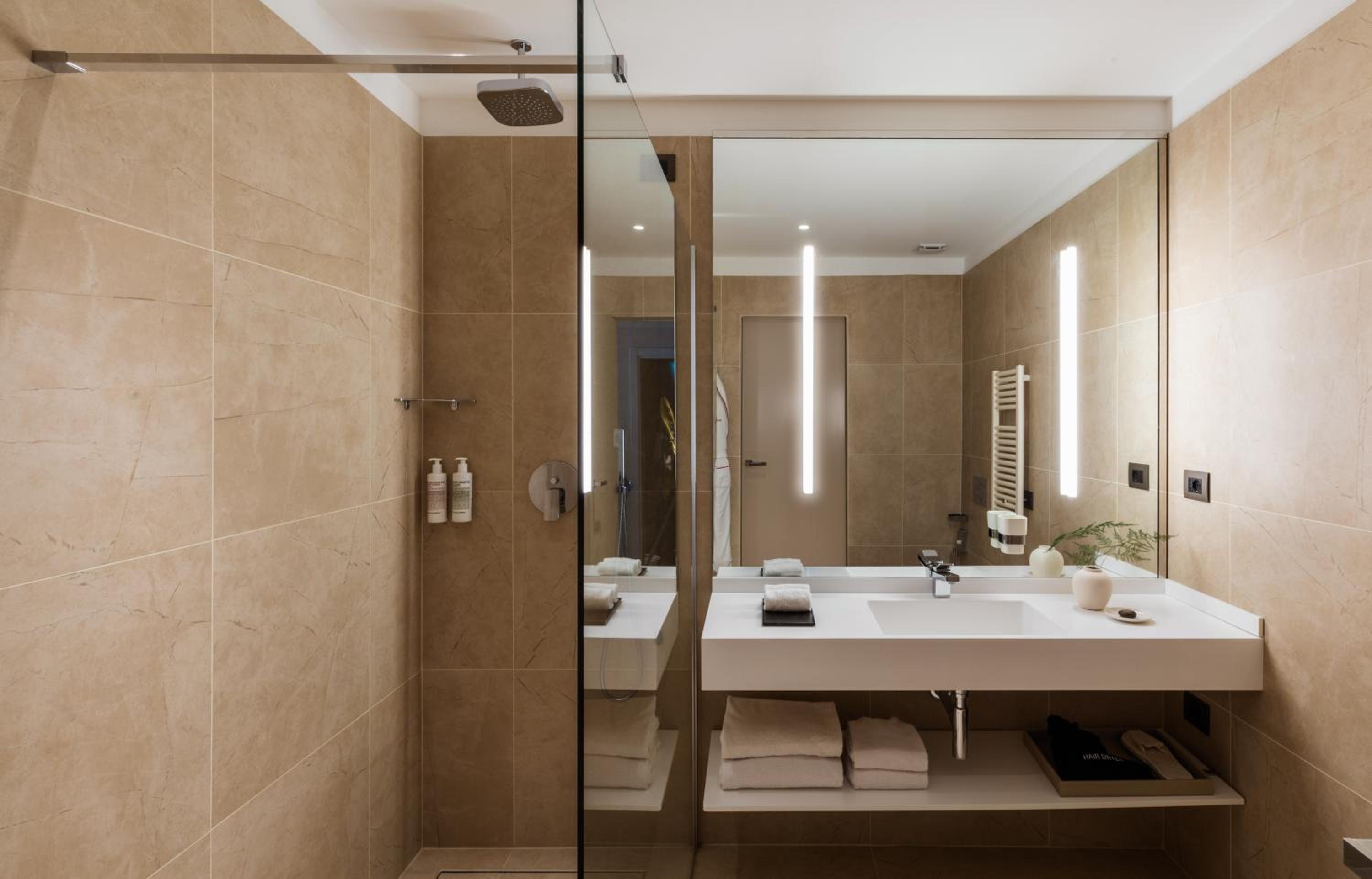 Junior Suite with Spa Access - Photo 7