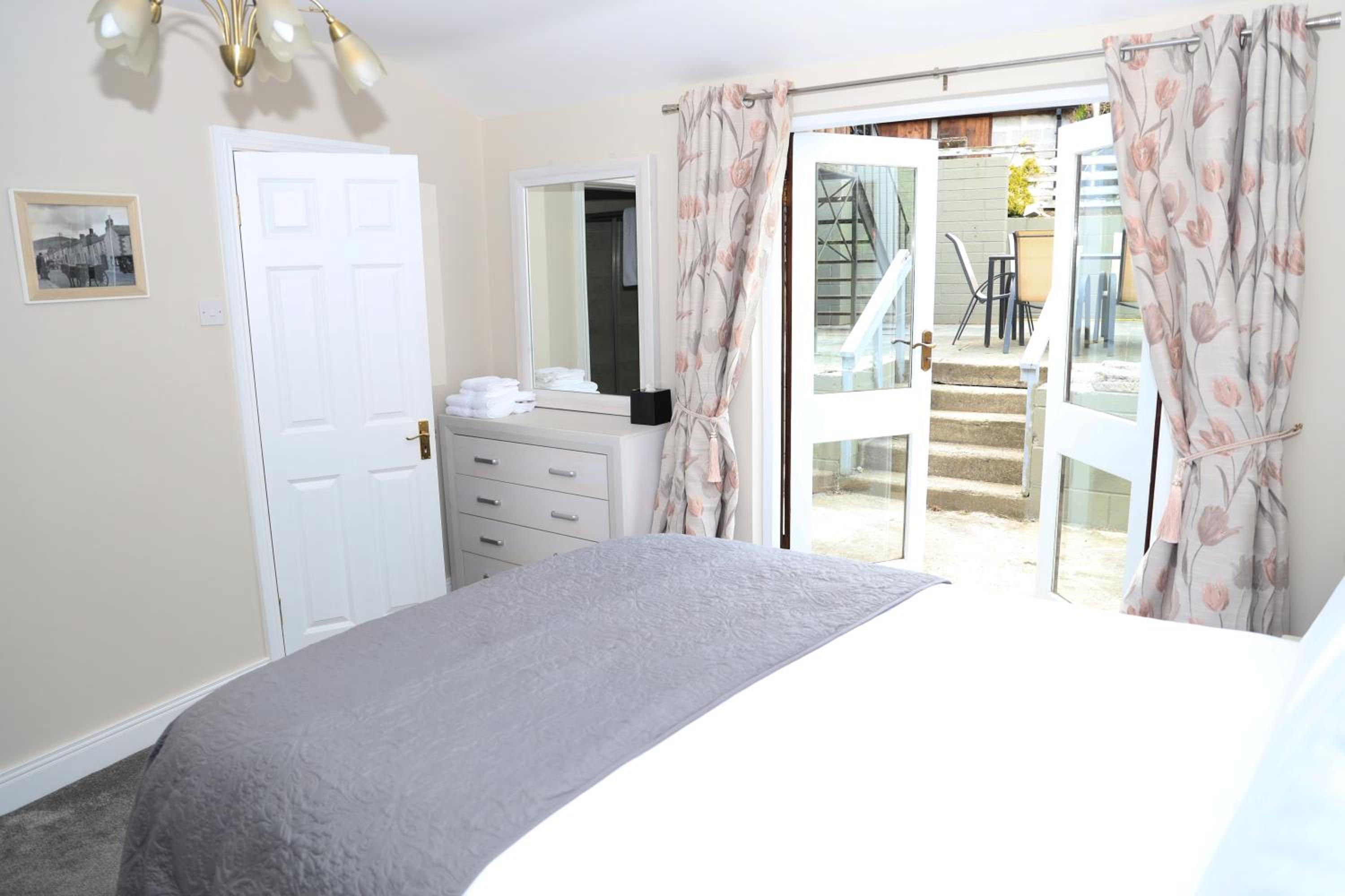 Deluxe King Suite - Photo 11
