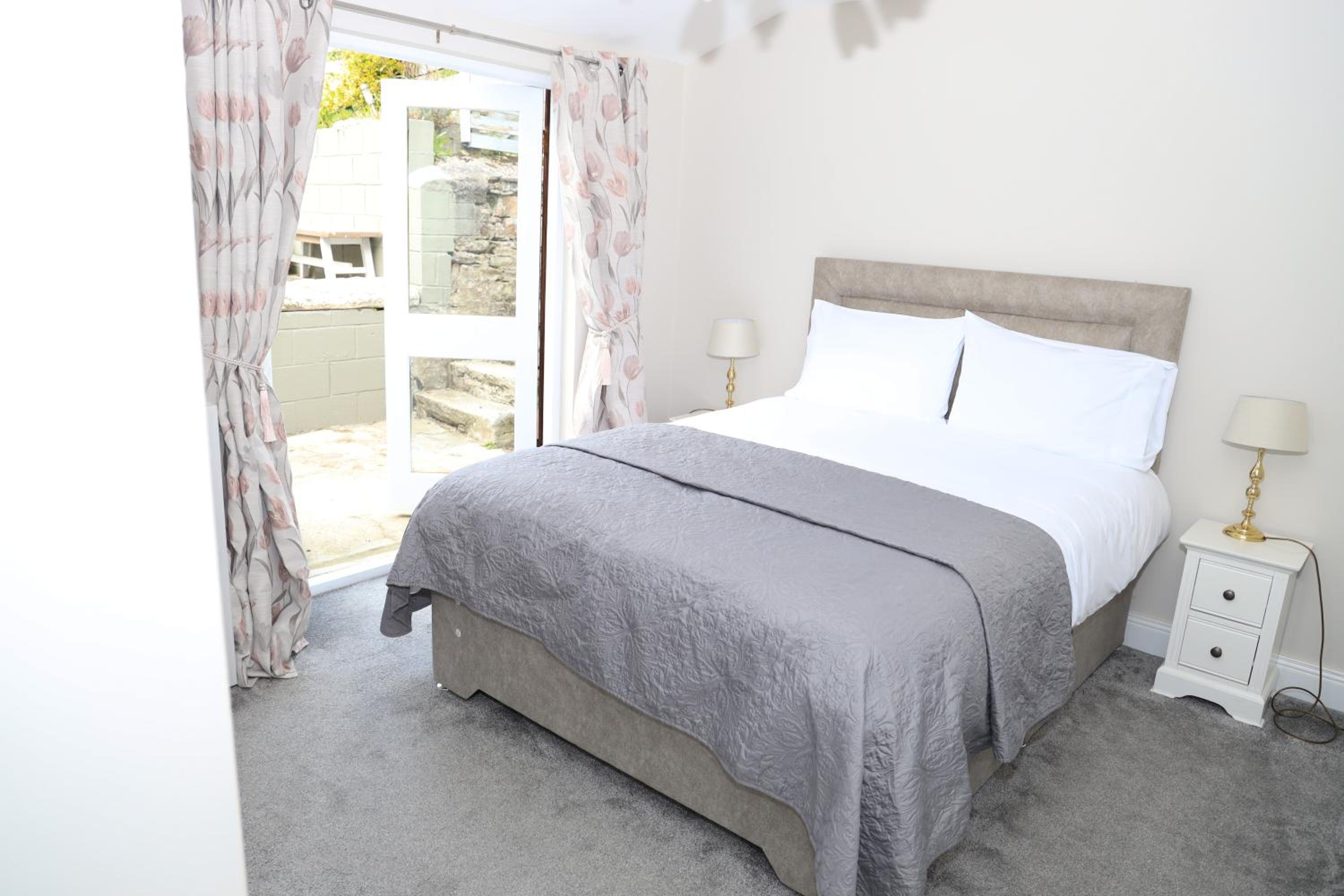Deluxe King Suite - Photo 10