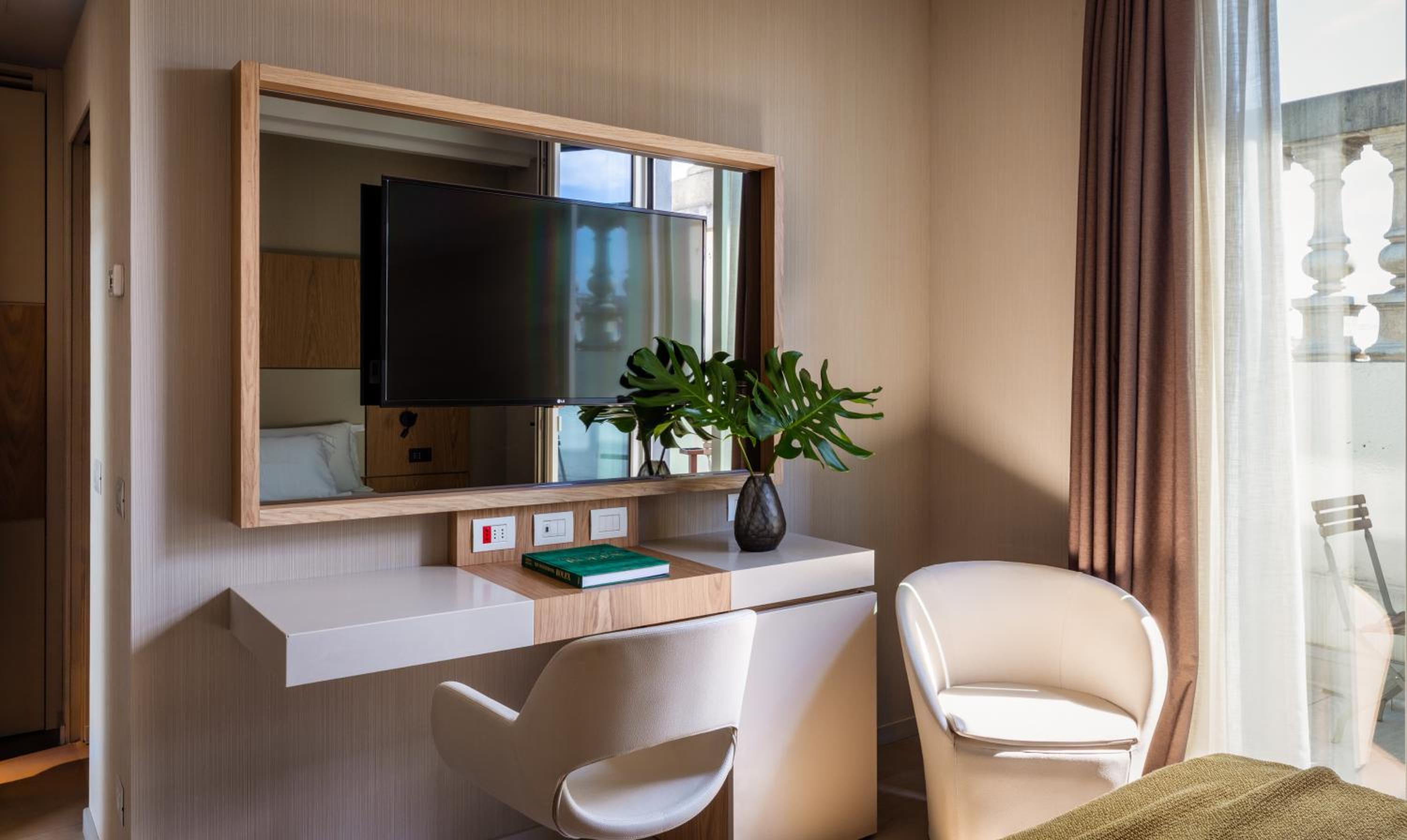 Deluxe Premium Room thumbnail 5