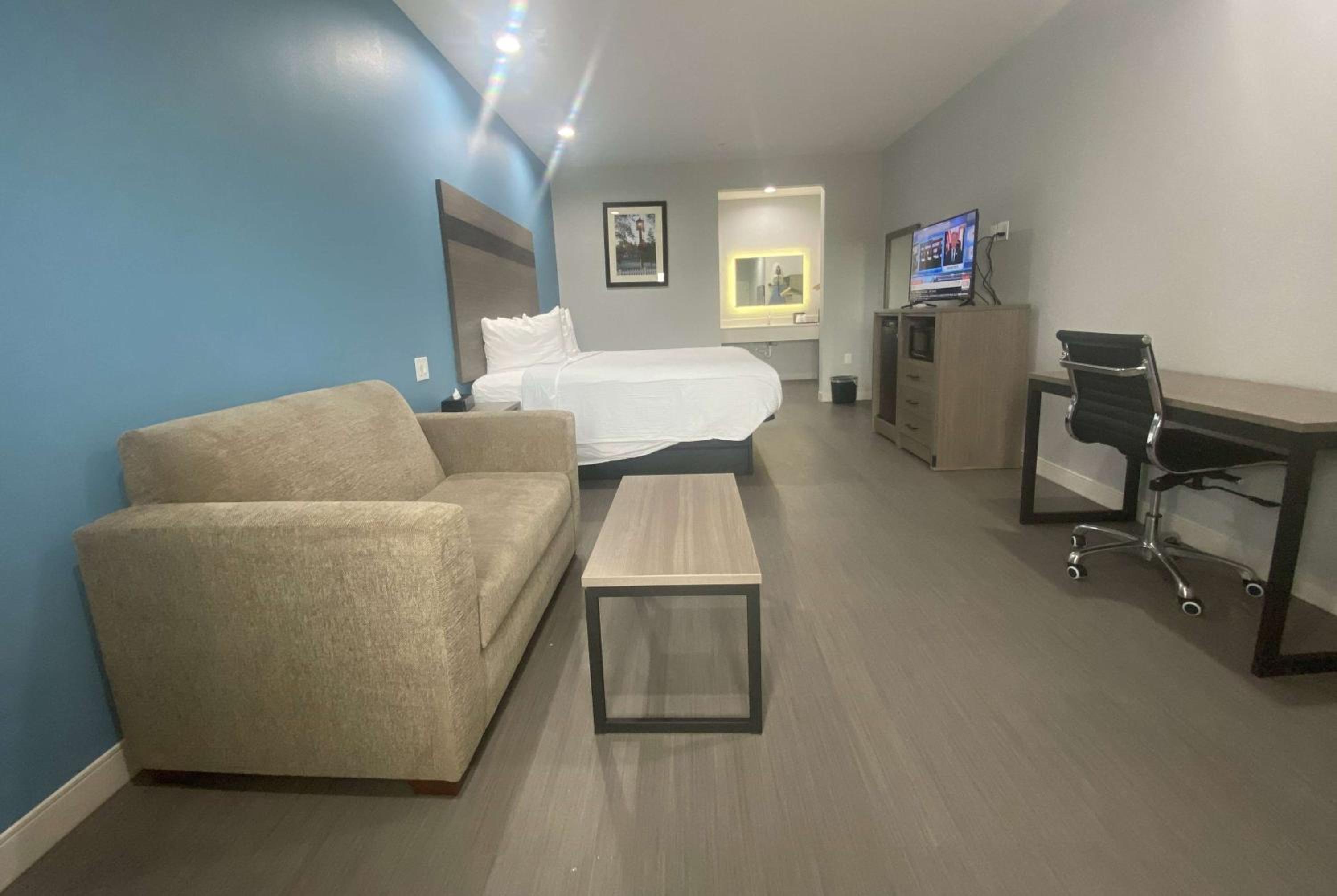 King Room - Non-Smoking - Photo 14
