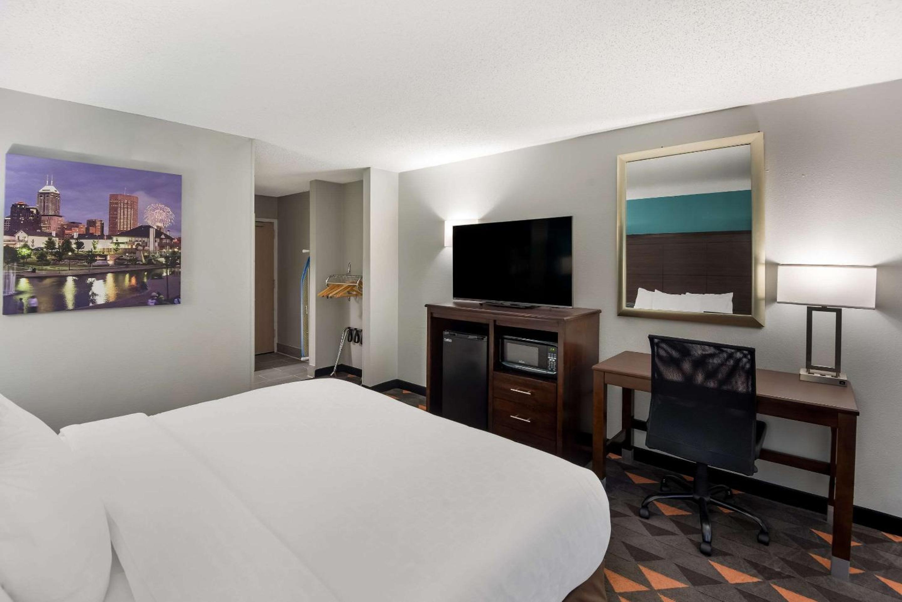 King Room - Non Smoking - Photo 1