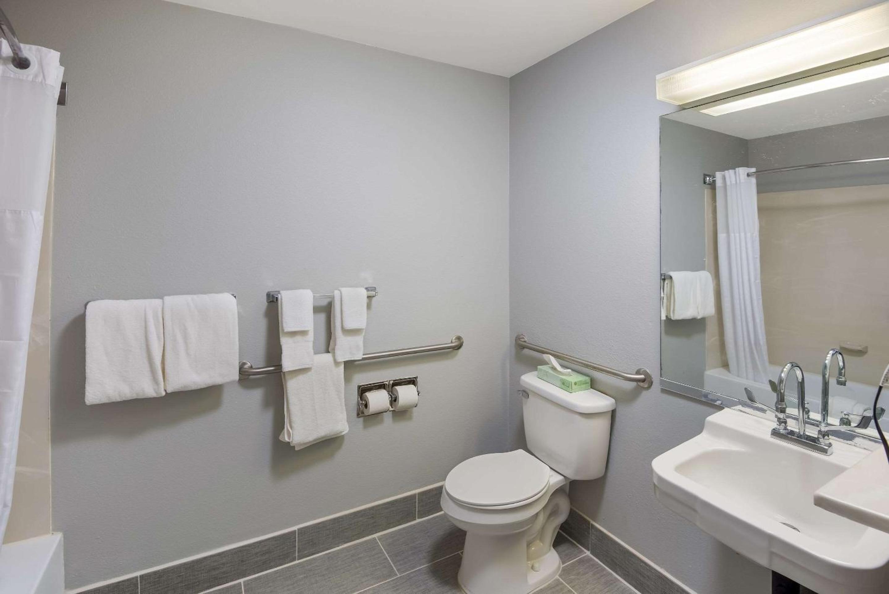 King Room - Disability Access - Photo 4