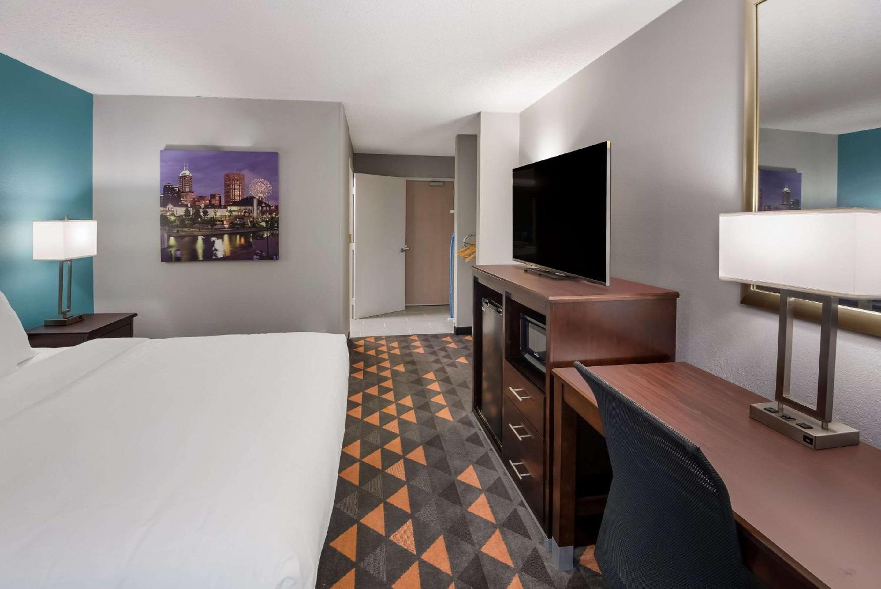 King Room - Non Smoking - Photo 4