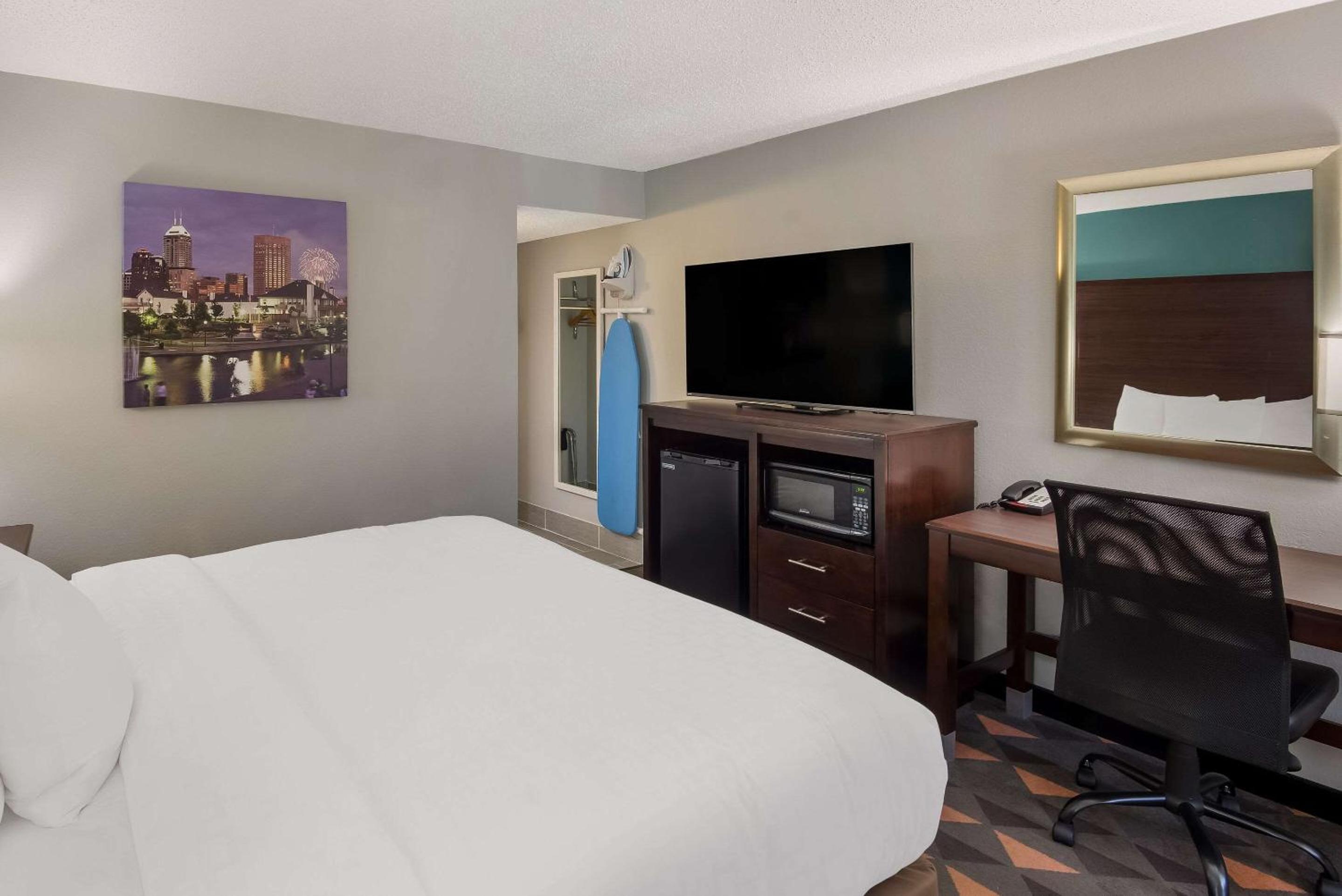 Standard King Room - Non Smoking - Photo 1