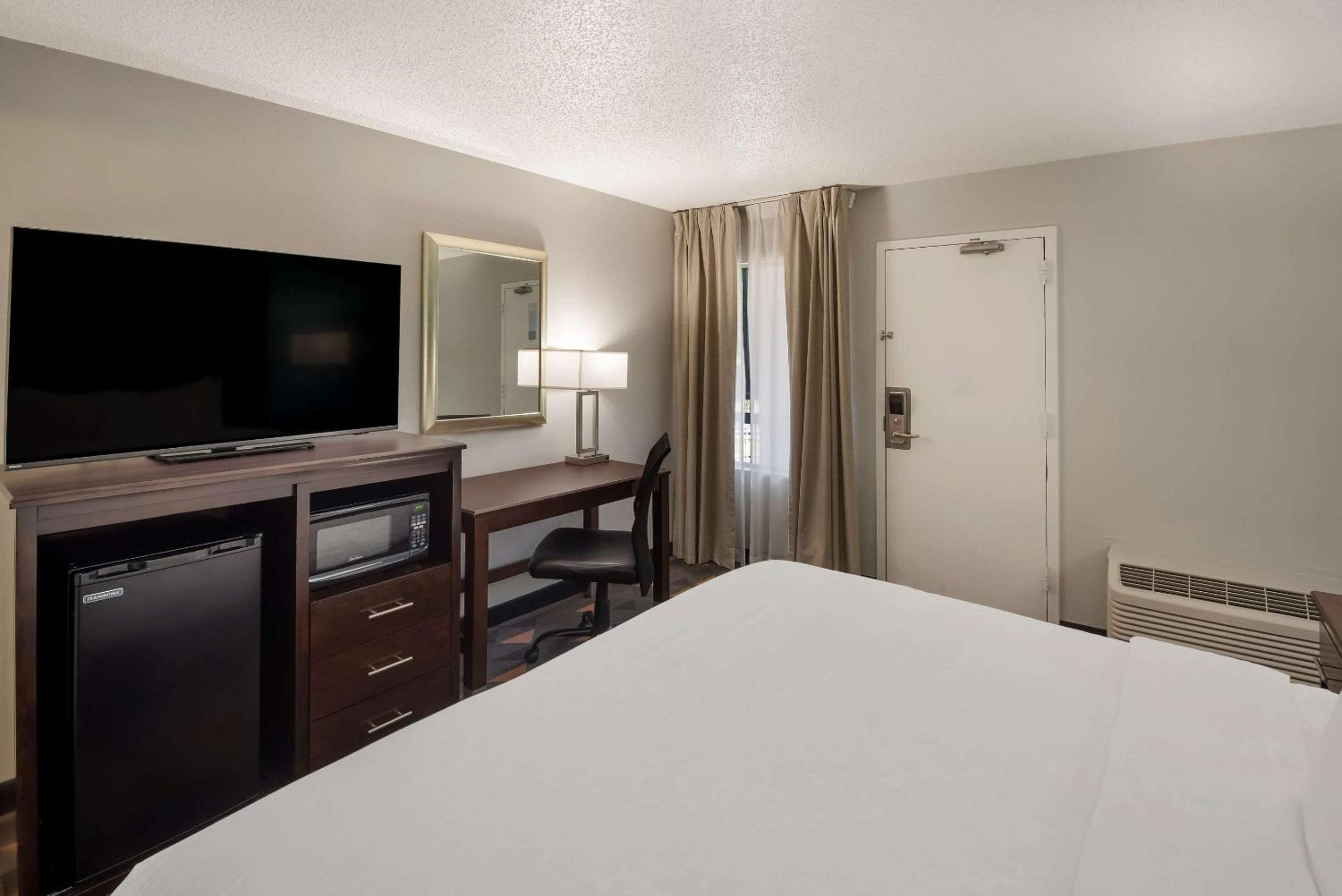 Standard King Room - Non Smoking - Photo 4