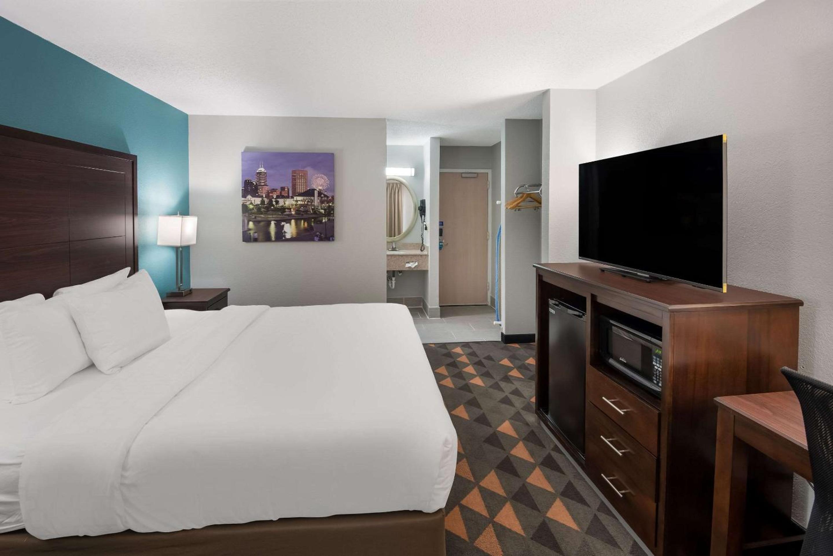 King Room - Non Smoking - Photo 8