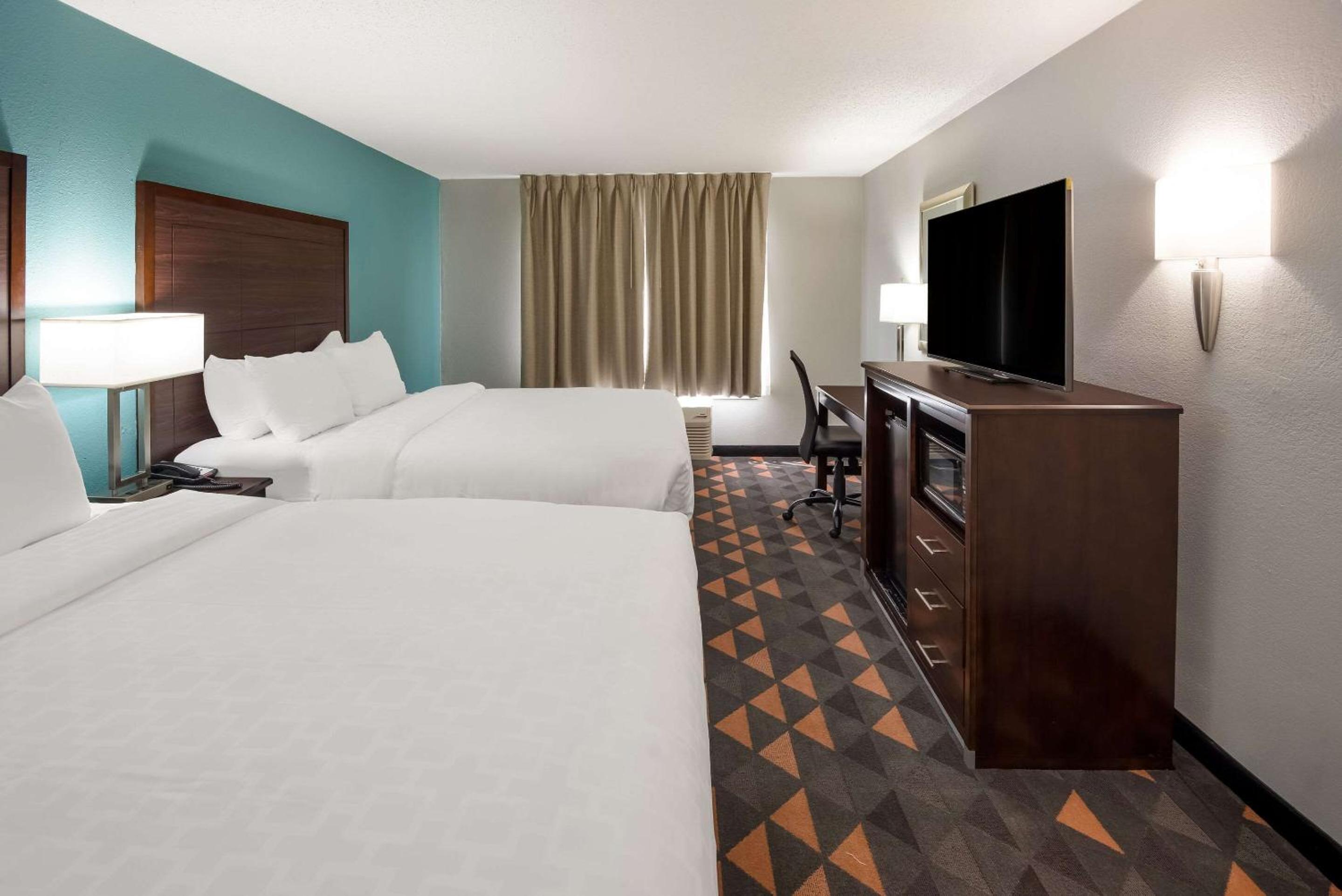 Queen Room with Two Queen Beds - Non-Smoking - Photo 1