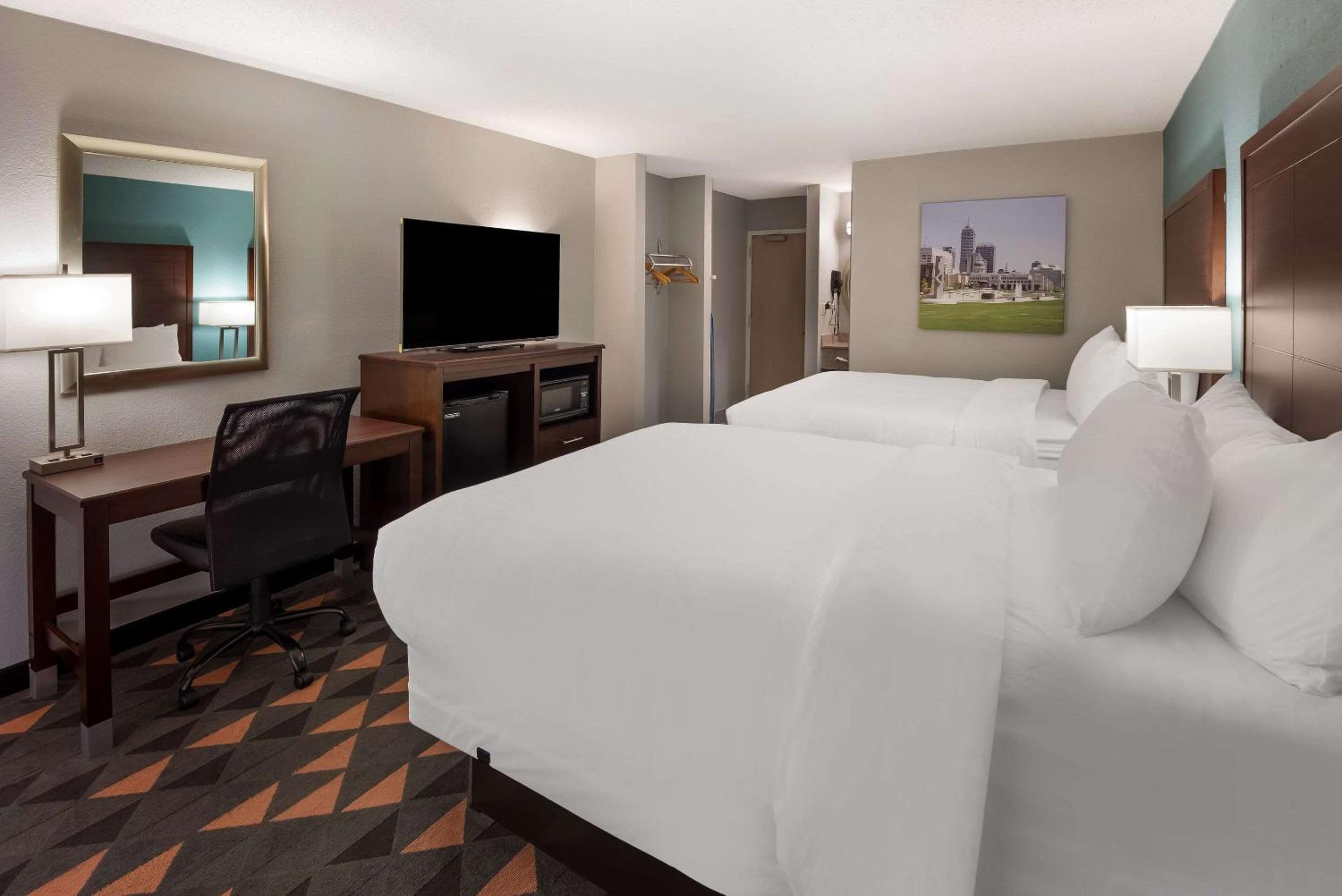 Queen Room with Two Queen Beds - Non-Smoking - Photo 2