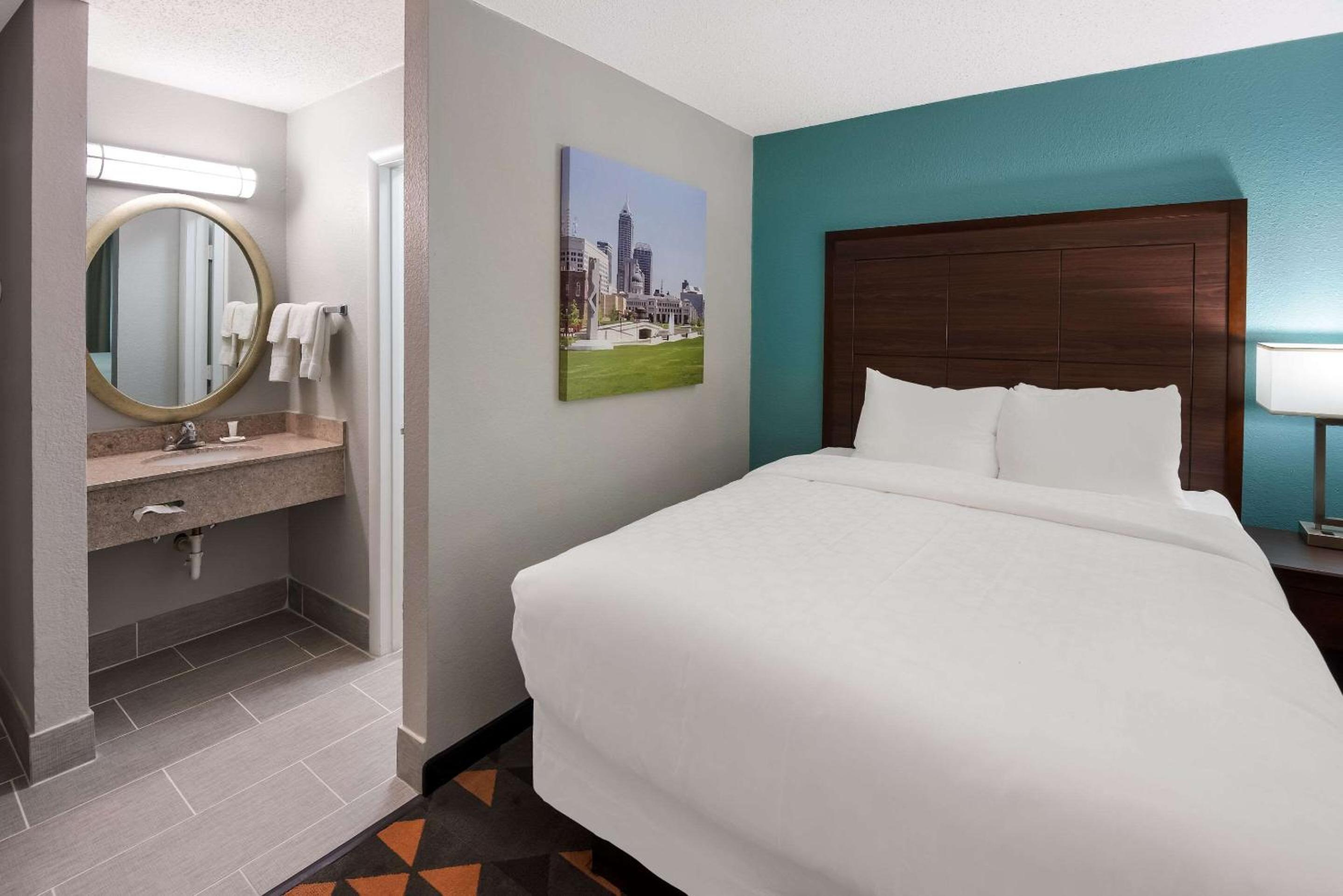 Queen Room with Two Queen Beds - Non-Smoking - Photo 3