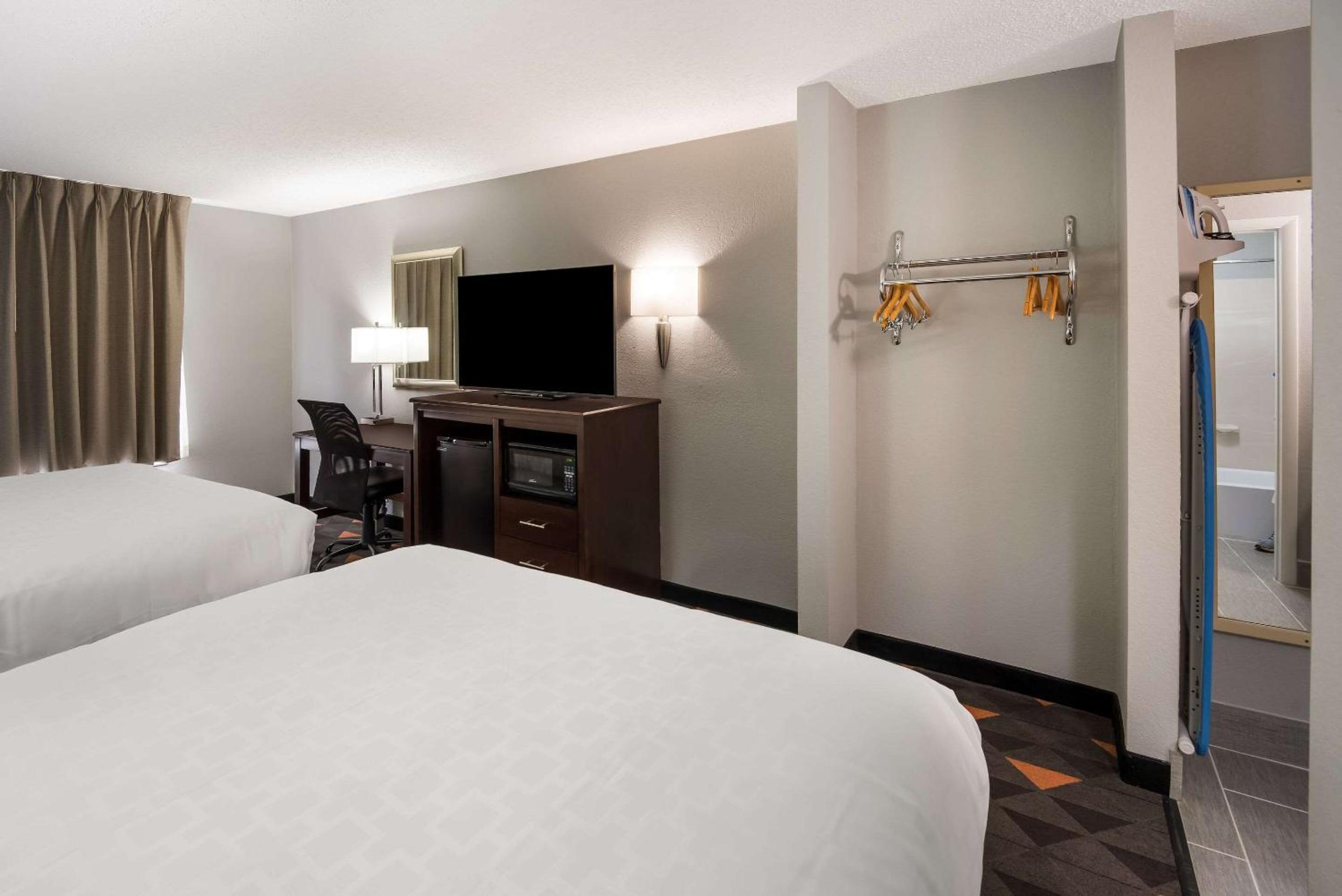 Queen Room with Two Queen Beds - Non-Smoking - Photo 4