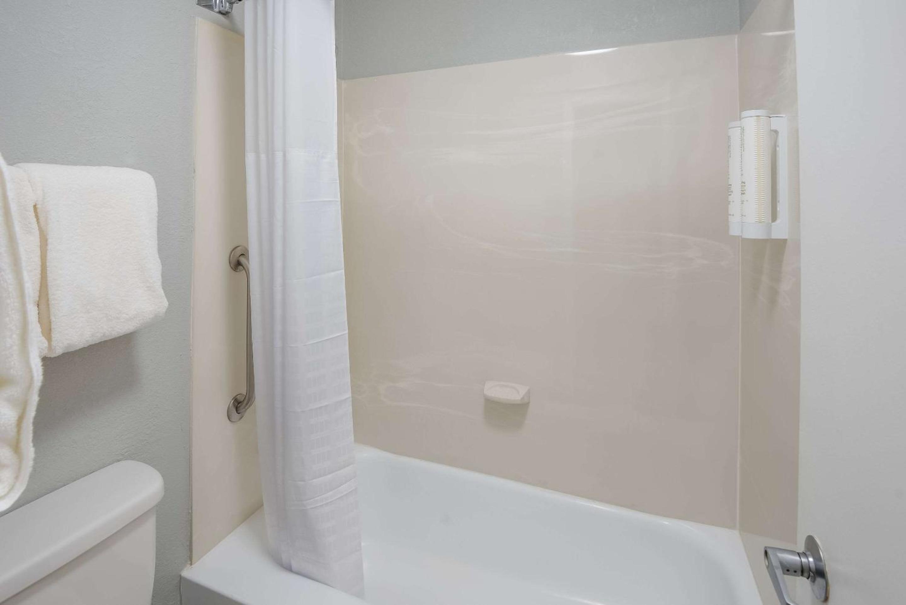 Double Room with Two Double Beds - Non-Smoking - Photo 8