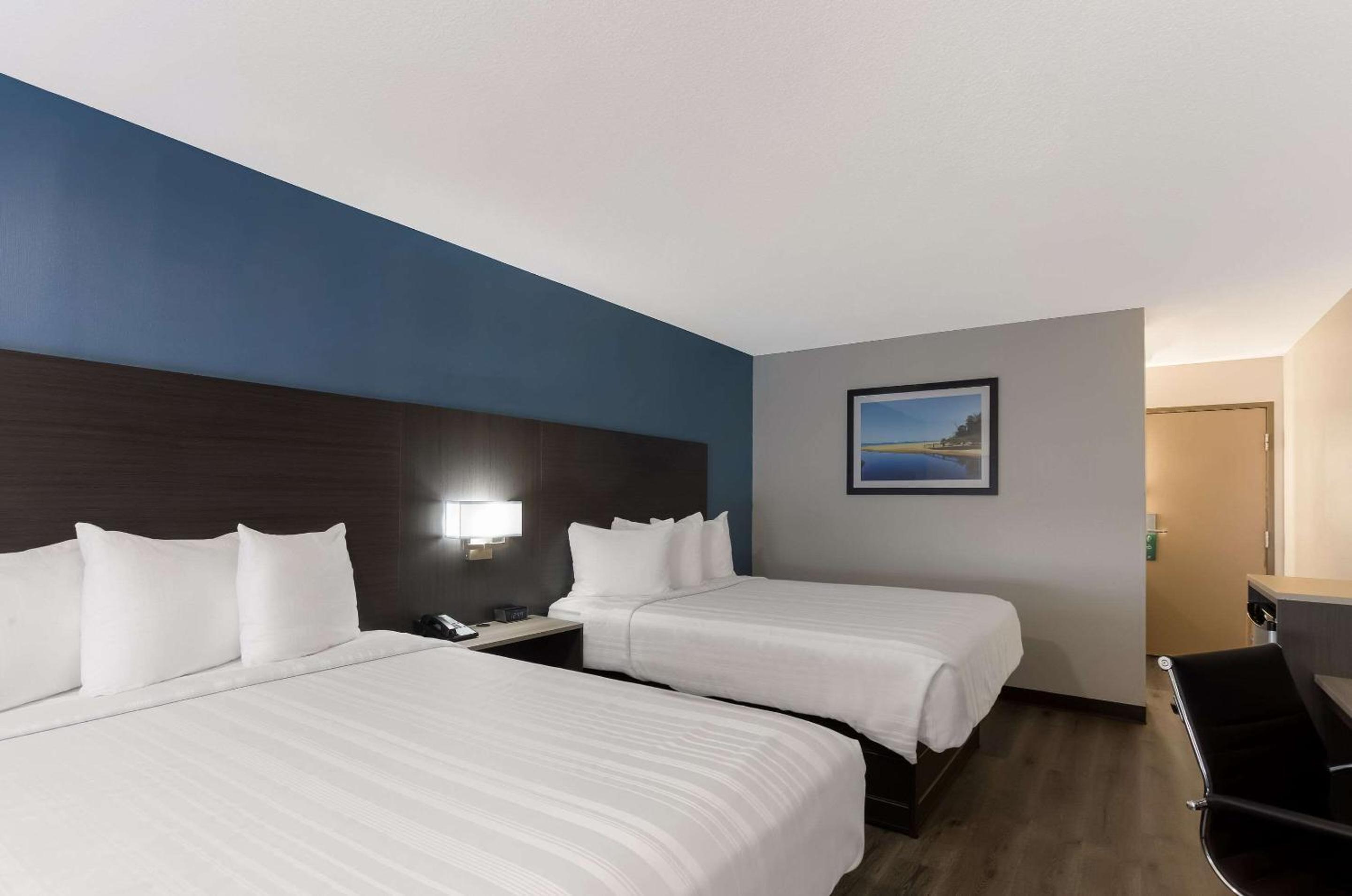 Queen Room with Two Queen Beds - Non-Smoking photo 1