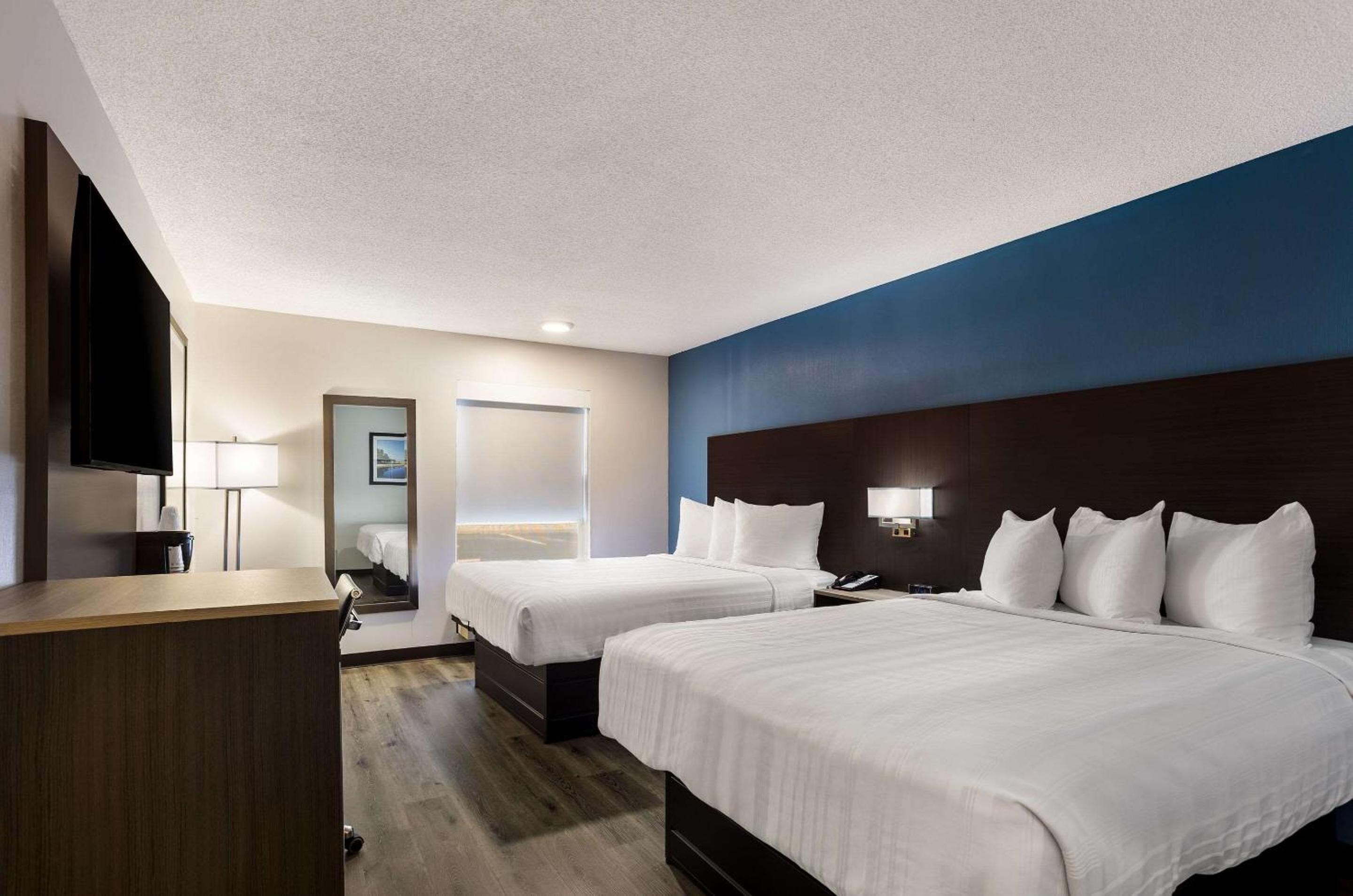 Queen Room with Two Queen Beds - Non-Smoking photo 2