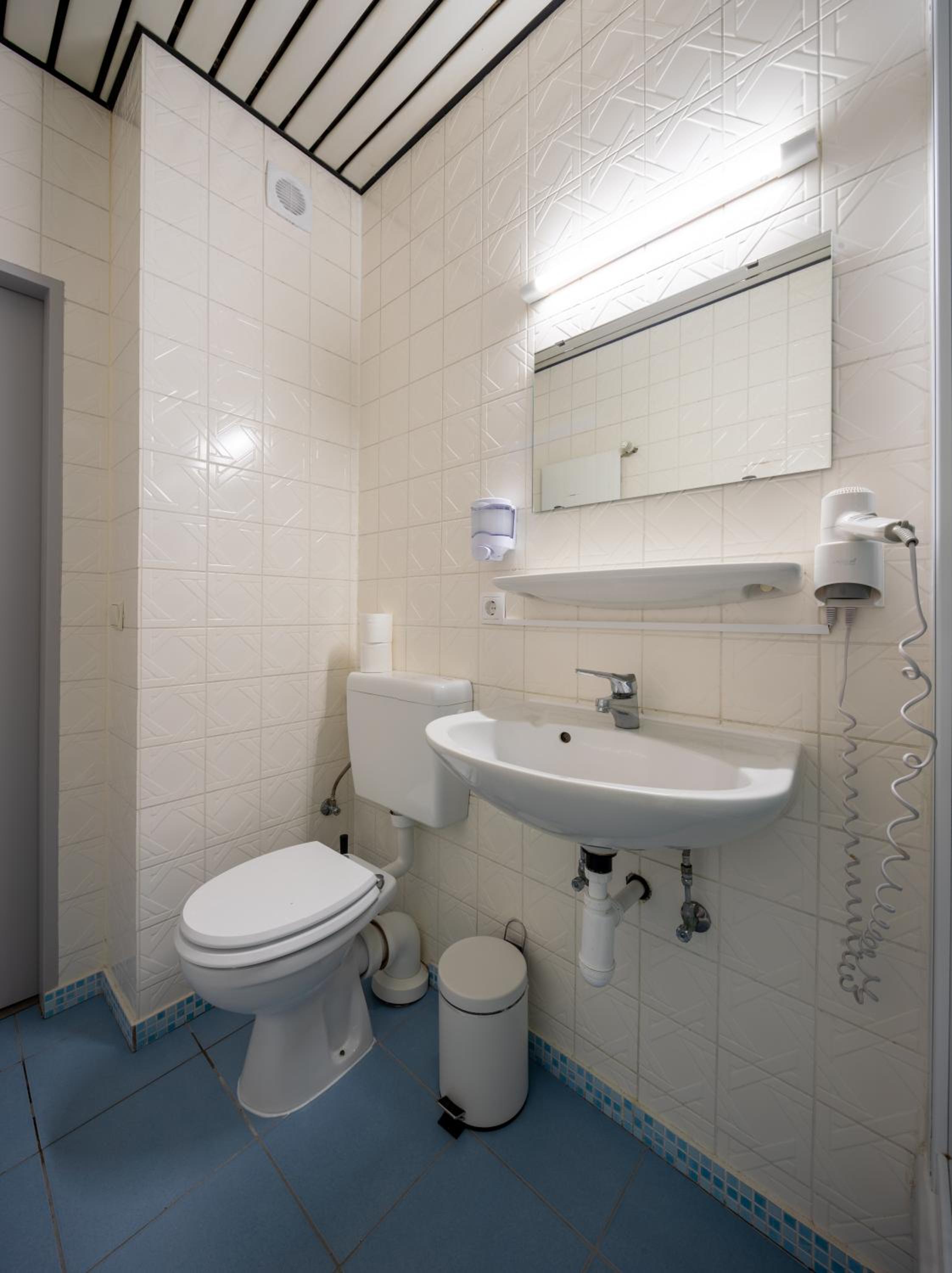 Quadruple Room with Shower - Photo 14