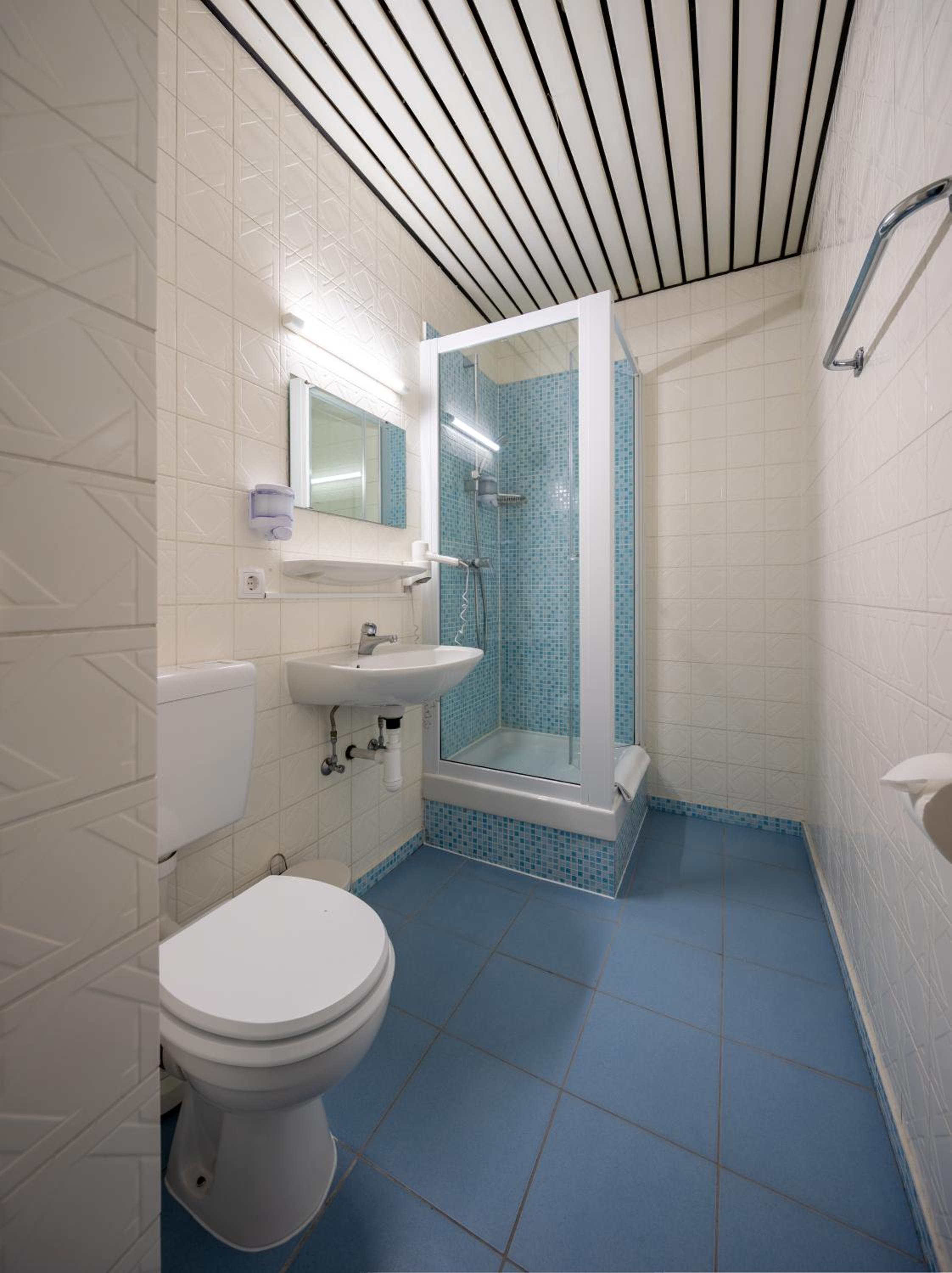 Quadruple Room with Shower - Photo 17
